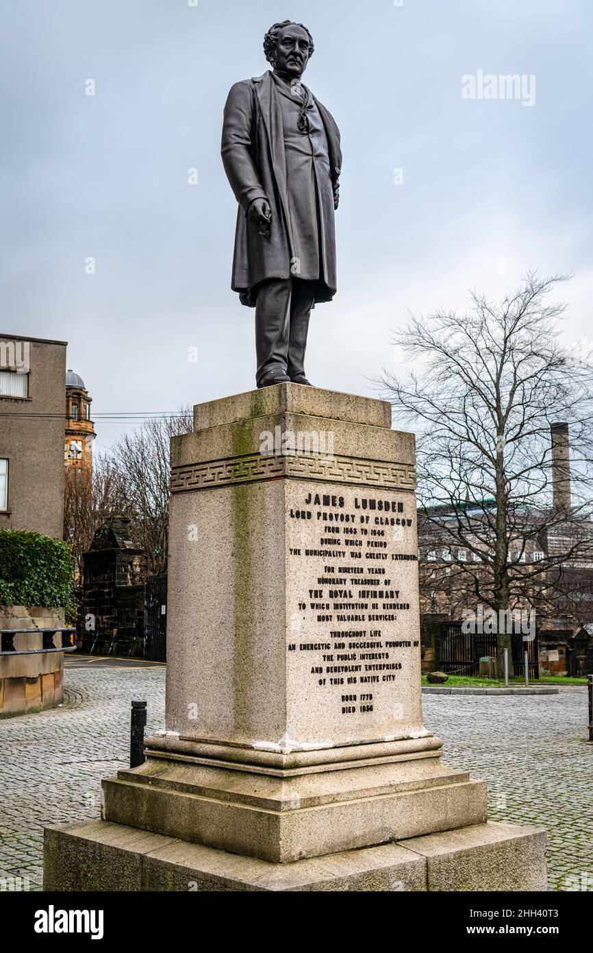 Statua di James Lumsden, Lord Provost di Glasgow dal 1843 al 1846, in Cathedral Square, Glasgow, Scozia Foto Stock