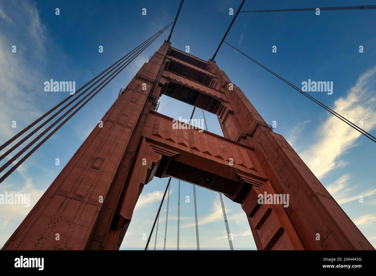 Vista ad angolo basso della torre meridionale del ponte sospeso Golden Gate, San Francisco, California, USA Foto Stock