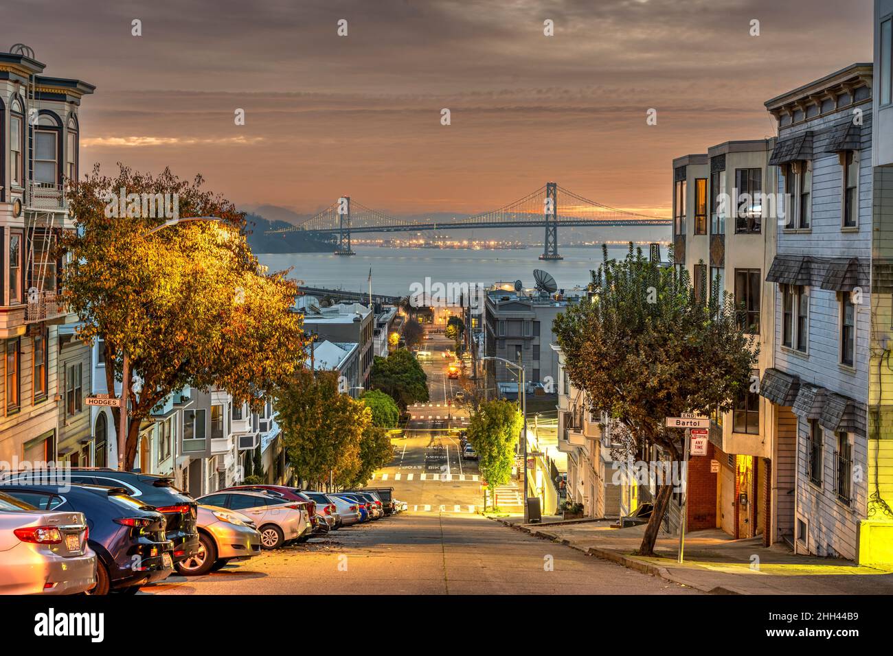 Vista su Bay Bridge dal distretto di North Beach all'alba, San Francisco, California, USA Foto Stock