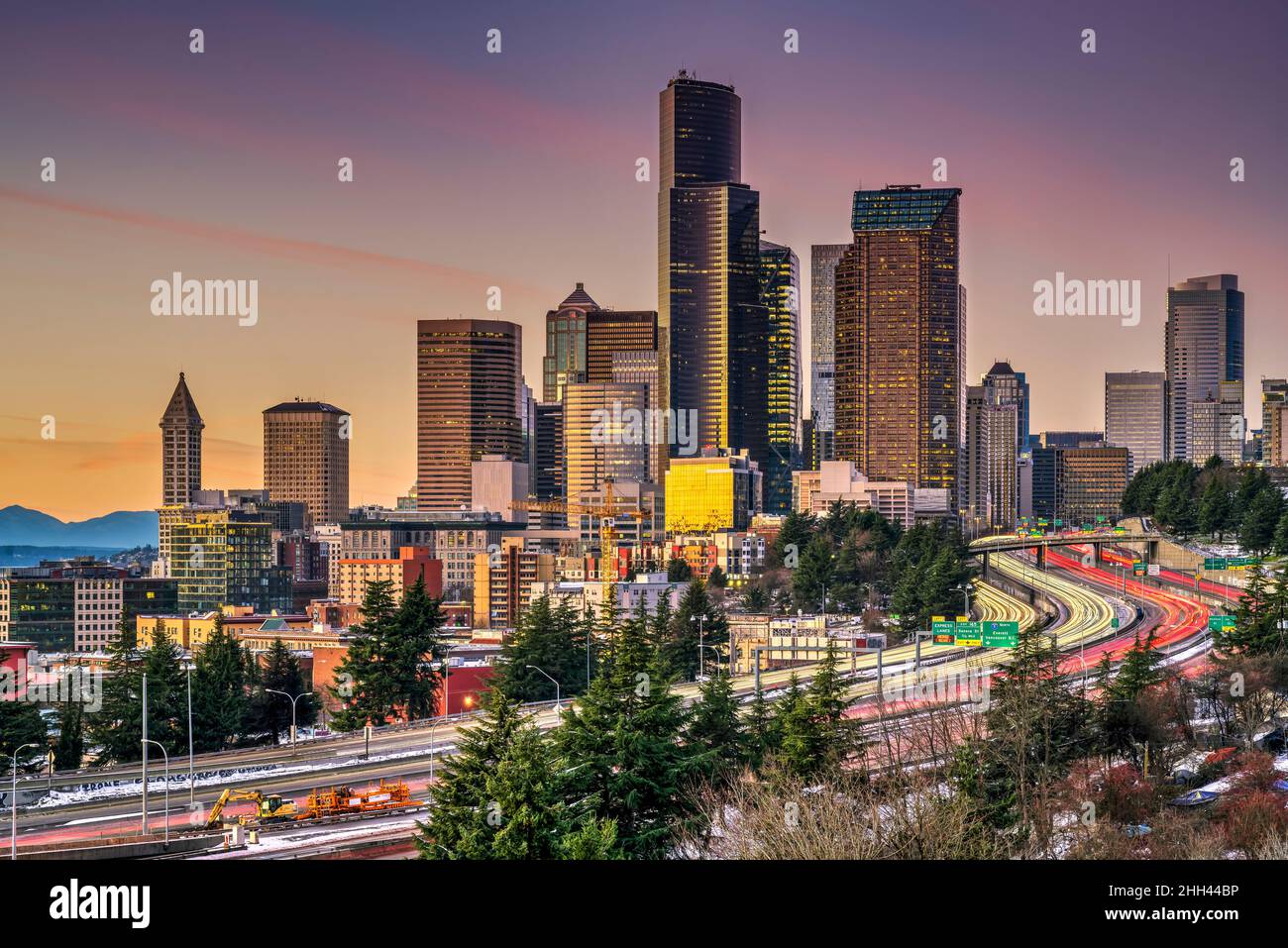 Skyline del centro con l'Interstate 5 al tramonto, Seattle, Washington, Stati Uniti Foto Stock