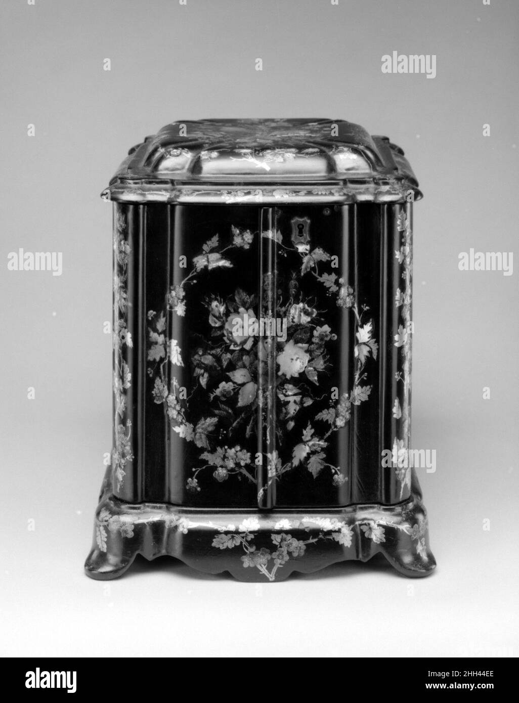 Piccolo lavoro e gioielleria cabinet metà 19th secolo britannico la ben conservata decorazione floreale di questo cosiddetto armadio donna dimostra le superfici brillanti e riccamente abbellite di oggetti di casa vittoriana papier-mâché.. Piccolo mobile da lavoro e gioielleria. Inglese. Metà del 19th secolo. Laccato nero, dorato e dipinto, papier-mâché, madreperla, velluto di seta, e fodere di carta. Papier mâché Foto Stock