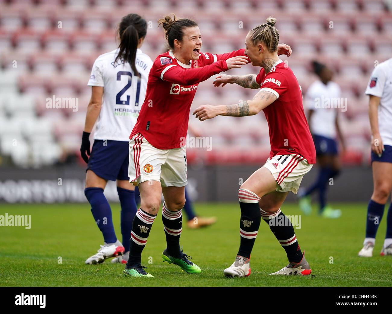 Il Manchester United Hayley Ladd (a sinistra) festeggia il secondo gol delle sue squadre con Leah Galton (a destra), durante la partita della Barclays fa Women's Super League al Leigh Sports Village, Greater Manchester. Data foto: Domenica 23 gennaio 2022. Foto Stock