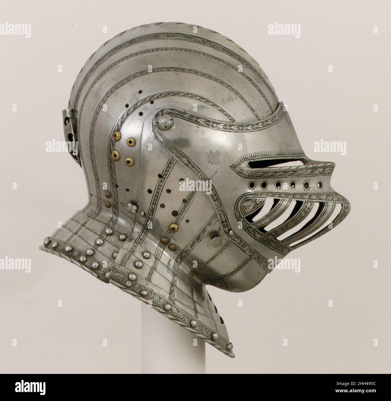 Chiudere il casco per un ragazzo ca. 1530–40 attribuito a Kolman Helmschmid tedesco i figli maschi di famiglie aristocratiche sono stati tradizionalmente addestrati nelle arti del cavaliere e della scherma e hanno iniziato a indossare armature in giovane età. Questo casco finemente lavorato, la cui visiera apribile chiaramente non è destinata a sport pericolosi, è stato fatto per un ragazzo. La caratteristica visiera monopezzo, con il suo profilo curvo e ornamento inciso nello stile di Daniel Hopfer, ricorda i lavori tardivi di Kolman Helmschmid di Augsburg. Chiudere il casco per un ragazzo. Tedesco, Augsburg. Ca. 1530–40. Acciaio, cuoio, lega di rame. Augusta. H Foto Stock Chiudere il casco per un ragazzo ca. 1530–40 attribuito a Kolman Helmschmid tedesco i figli maschi di famiglie aristocratiche sono stati tradizionalmente addestrati nelle arti del cavaliere e della scherma e hanno iniziato a indossare armature in giovane età. Questo casco finemente lavorato, la cui visiera apribile chiaramente non è destinata a sport pericolosi, è stato fatto per un ragazzo. La caratteristica visiera monopezzo, con il suo profilo curvo e ornamento inciso nello stile di Daniel Hopfer, ricorda i lavori tardivi di Kolman Helmschmid di Augsburg. Chiudere il casco per un ragazzo. Tedesco, Augsburg. Ca. 1530–40. Acciaio, cuoio, lega di rame. Augusta. H Foto Stock