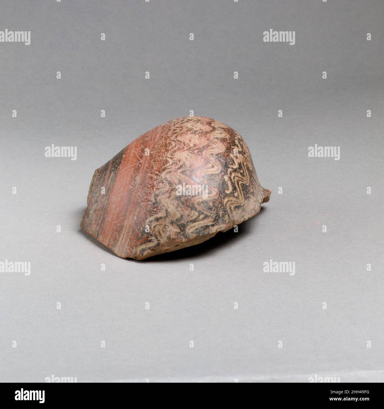 Frammento di vaso greco orientale. Frammento di vaso 252674 Greco Orientale, frammento di vaso, Terracotta, h 3 x 3 5/16in. (7,6 x 8,4cm). Il Metropolitan Museum of Art, New York. Dono della Società americana per l'Escavazione di Sardis, 1926 (26.199.106) Foto Stock