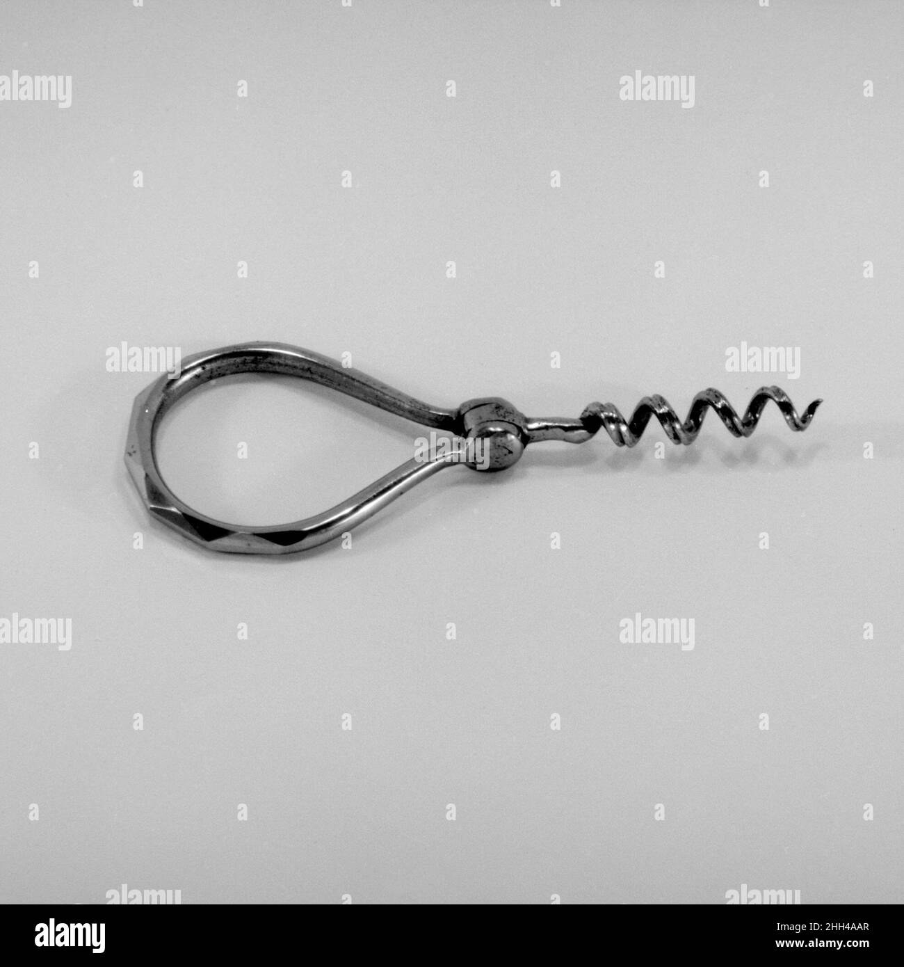 Cavatappi (parte di un insieme) 1848–49 Russo la ditta di Nicholls & Plincke è stata fondata dai membri della comunità relativamente grande degli argentieri e degli artigiani inglesi che lavorano a San Pietroburgo. Dopo il 1840 fu uno dei più importanti rivenditori di articoli di lusso prima che Carl Fabergé offuscasse tutti i concorrenti. Diversi quotidiani contemporanei di San Pietroburgo lodavano i prodotti di alta qualità del magasin anglais Nicholls & Plincke.secondo la tradizione familiare del donatore, questo raro insieme con più di cinquanta articoli recanti il monogramma CMI è stato 'originariamente fatto per e utilizzato da Colin Macrae Foto Stock