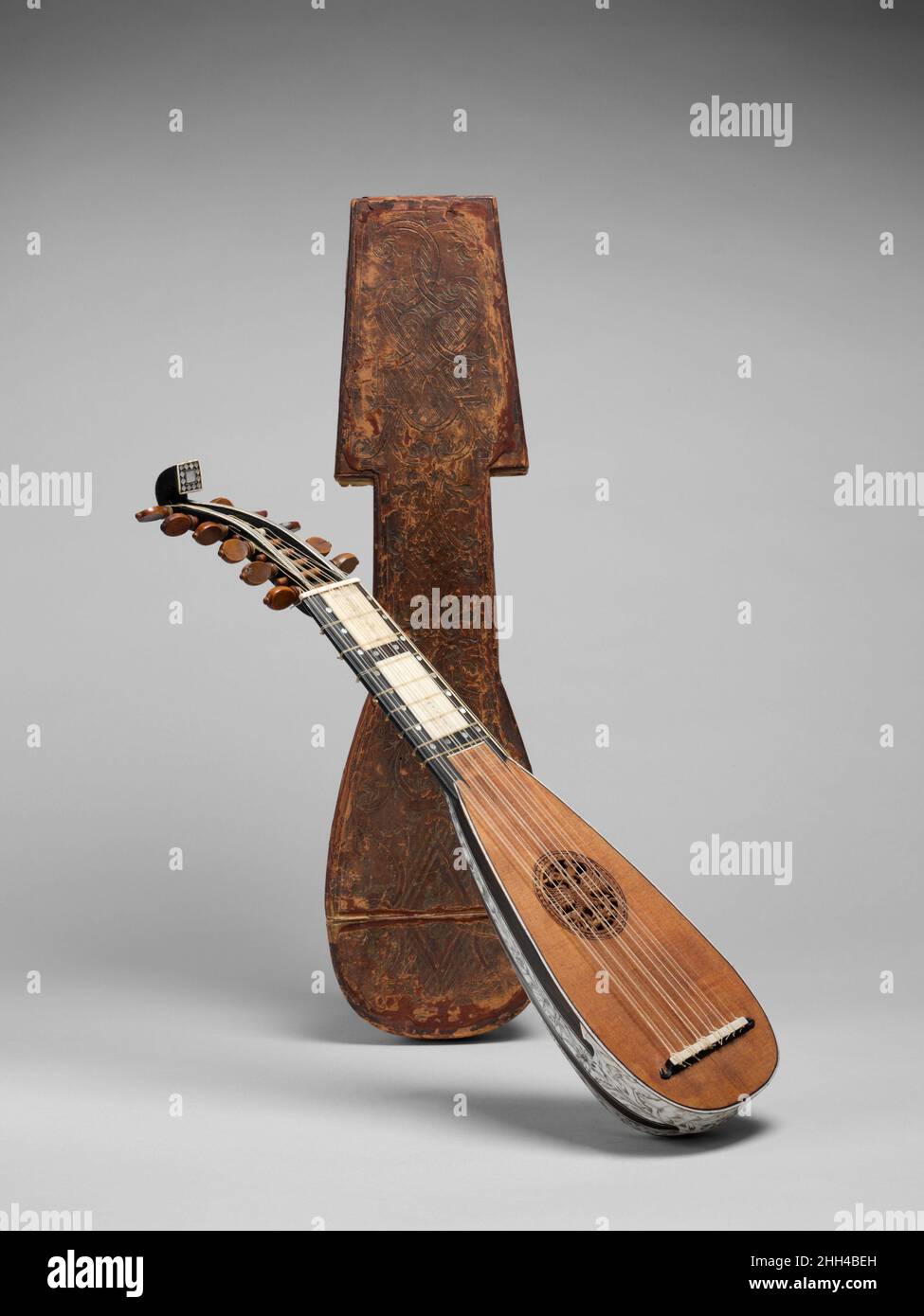 Mandolino ca. 1710 Italiano con la sua scatola di trasporto è mostrato  questo tipico mandolino romano, con sei doppi corsi di archi intestinali,  tredici costolette alternate di ebano e avorio con incisioni
