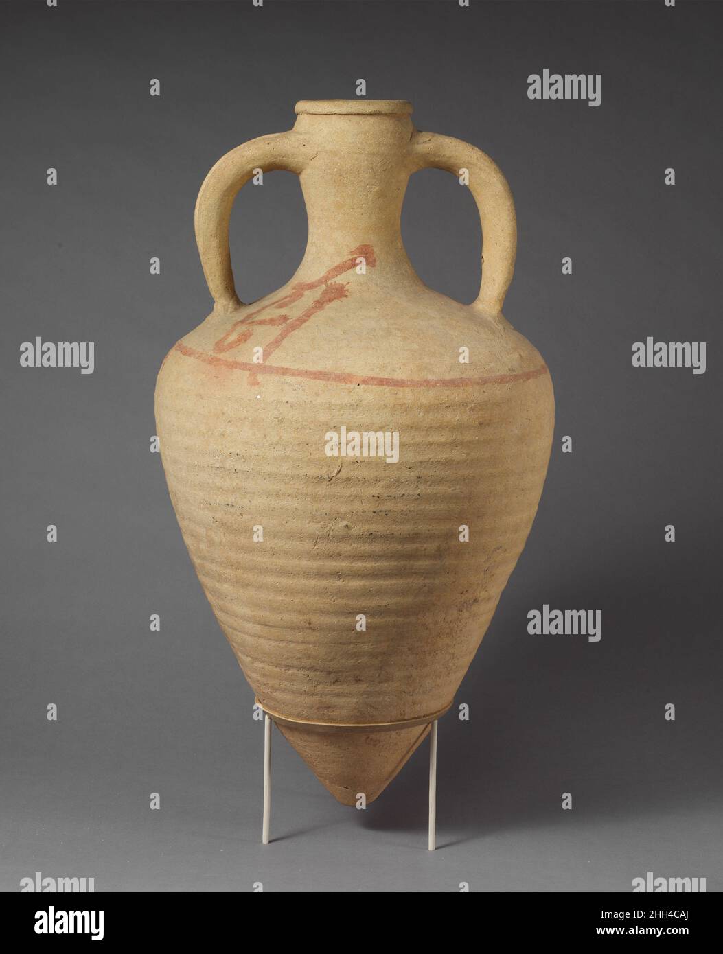 Anfora di terracotta ca. 3rd secolo d.C. romano, cipriota (?) Corpo a coste e spalla incisi in vernice rossa con lettere greche, indicanti forse i numeri. Anfora di terracotta. Romana, cipriota (?). CA. 3rd secolo d.C.. Terracotta. Tardo imperiale. Iscrizioni a Cesnola Foto Stock