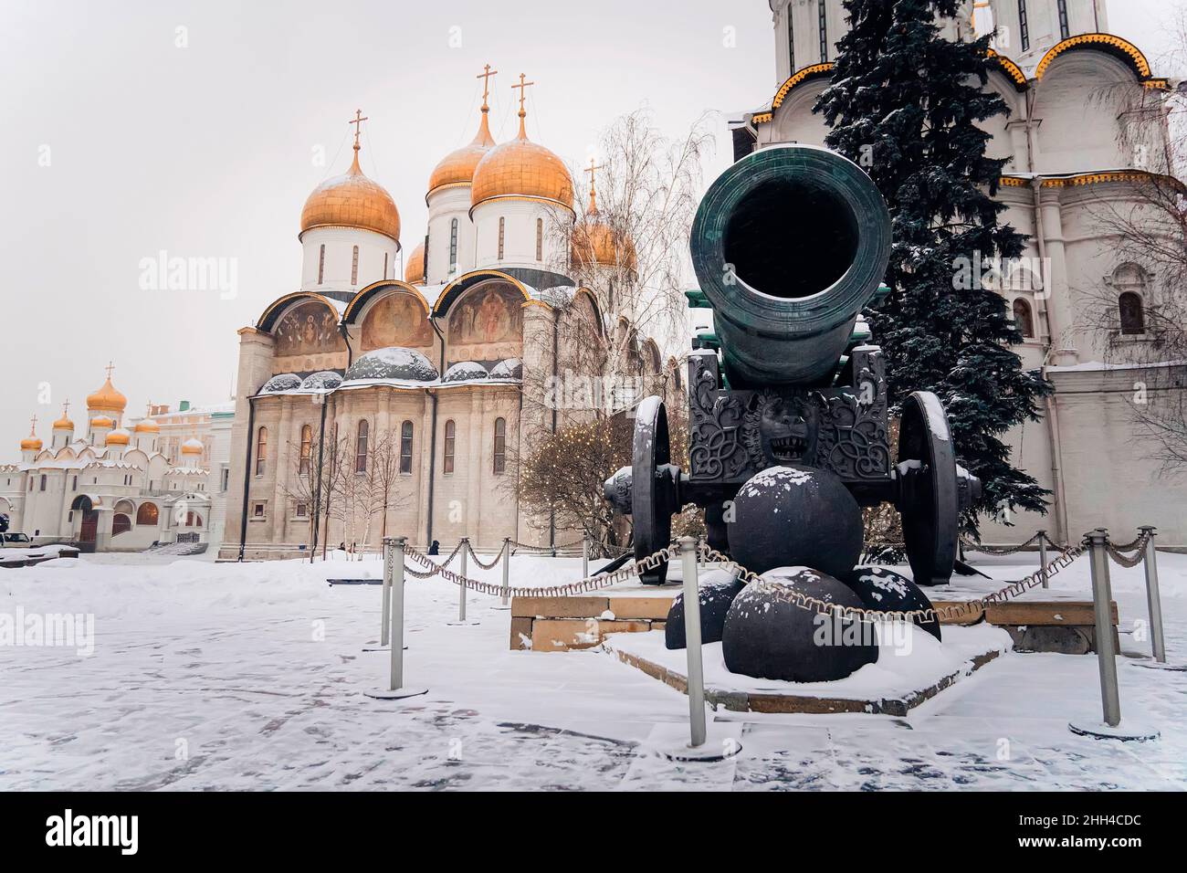 All'interno del muro del Cremlino - Tsar pushka con Ivan il Grande Campanile, Ivan la Grande Campana e la Cattedrale Dormition sfondo in Piazza della Cattedrale Foto Stock