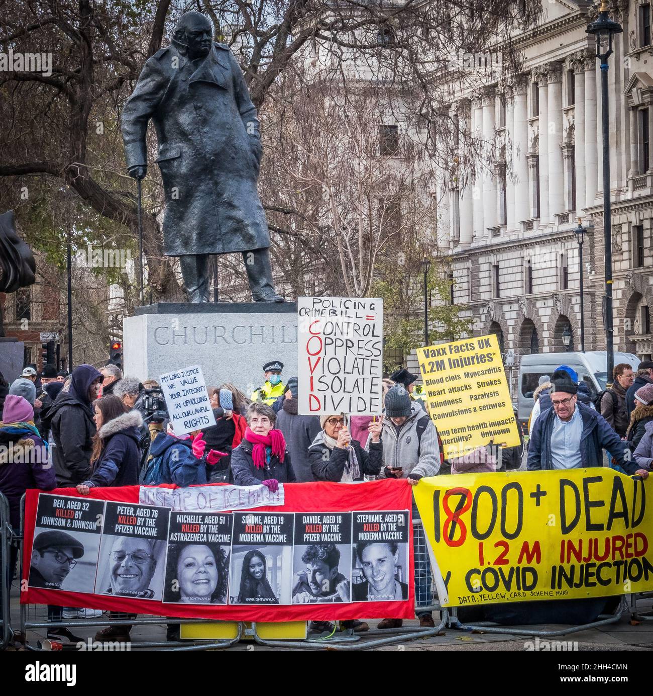 Contro Vaxers protesta fuori Westminster sotto la statua di Winston Churchill Foto Stock