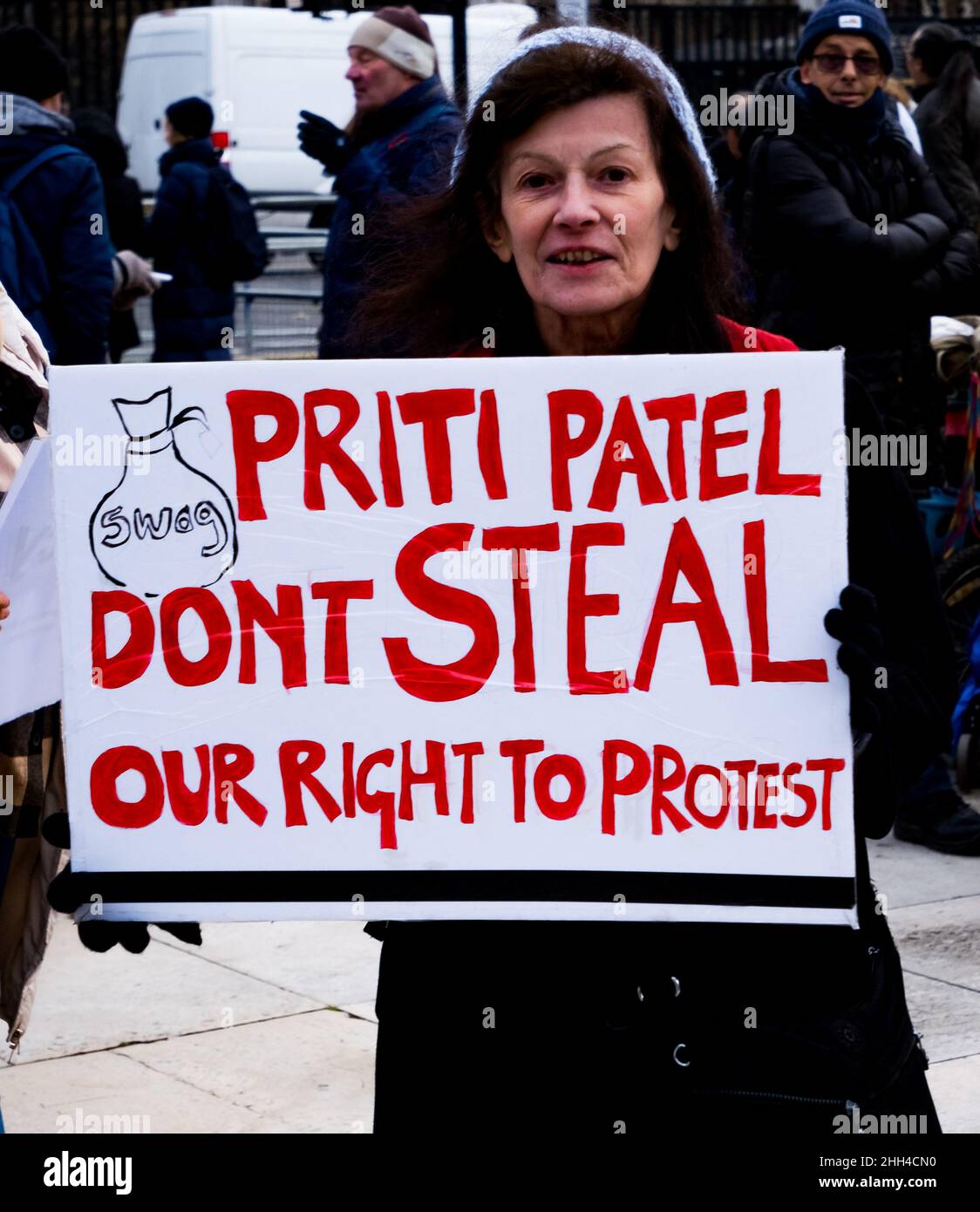 Dimostratore con plackard esorta Priti Patel a non rimuovere il nostro diritto di protesta pacifica. Foto Stock