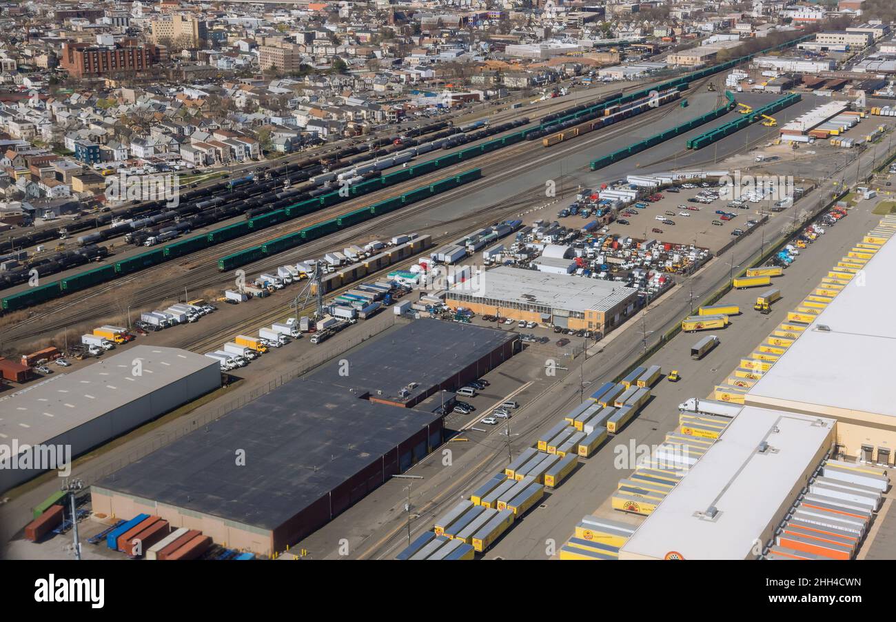 03 Aprile 2021 Newark NJ USA: Magazzino ShopRite con camion in magazzino logistica fare scarico o carico di carico Foto Stock