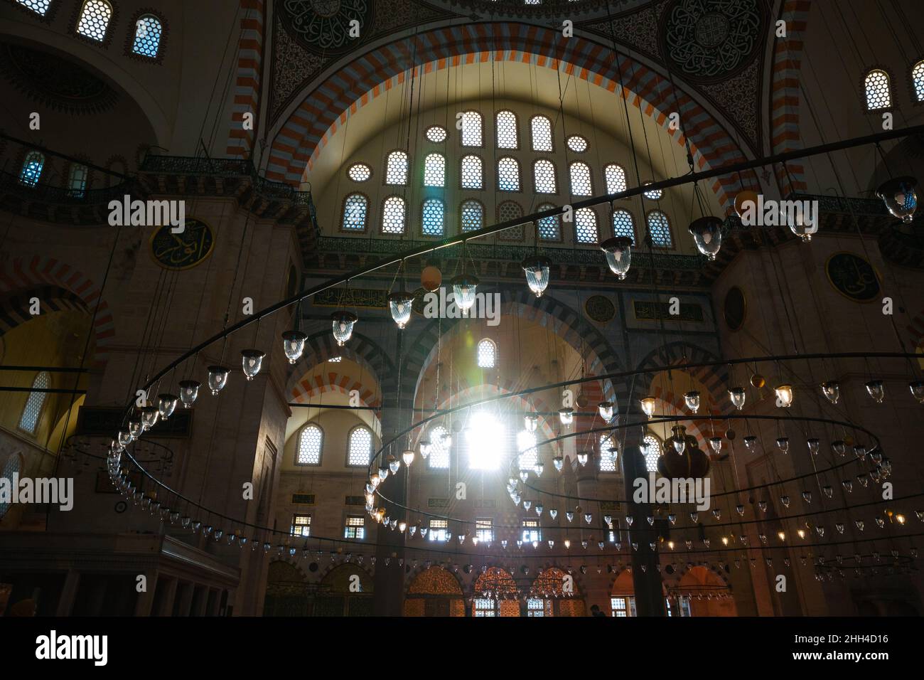 Foto di sfondo islamica. Luce diretta defocused nella moschea di Suleymaniye Foto Stock