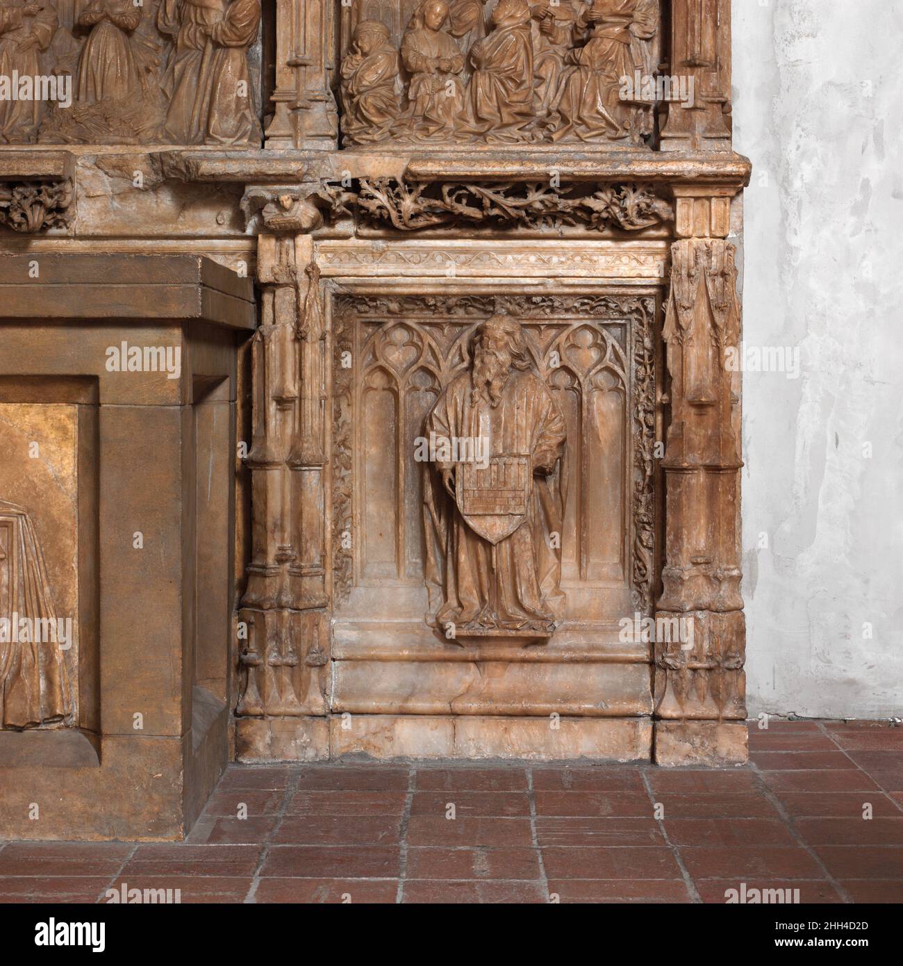 Altare Predella e calza dell'Arcivescovo Don Dalmau de Mur y Cervelló ca. 1456–1458 Francí Gomar spagnolo questa imponente struttura, che si estende su cinque baie su due livelli, fu commissionata da don Dalmau de Mur y Cervelló, arcivescovo di Saragossa dal 1434 al 1458/9, per un altare nella cappella del palazzo arcivescovile. Il livello superiore (inteso come predella per la pala d'altare o da tavolo) contiene cinque scene: San Martino o Tours dividendo il suo mantello con un mendicante e Cristo che gli appare in un sogno (pannelli di sinistra); la discesa dello Spirito Santo (pannello centrale); e Sant'ascoltare Thecla Foto Stock