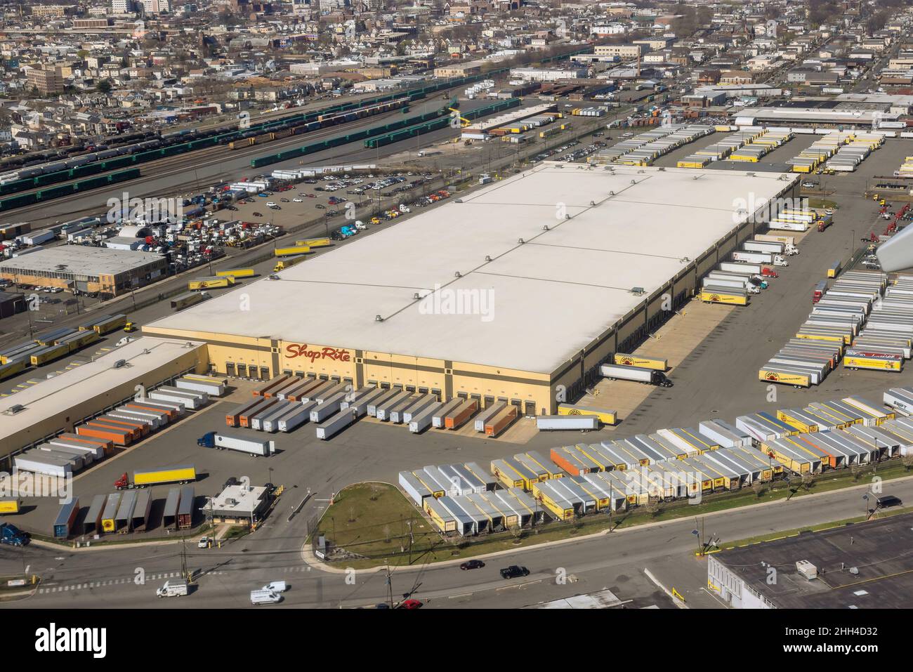 03 Aprile 2021 Newark NJ USA: Un camion Shop-Rite vicino al magazzino di deposito con camion in magazzino logistica fanno scarico o carico di carico Foto Stock