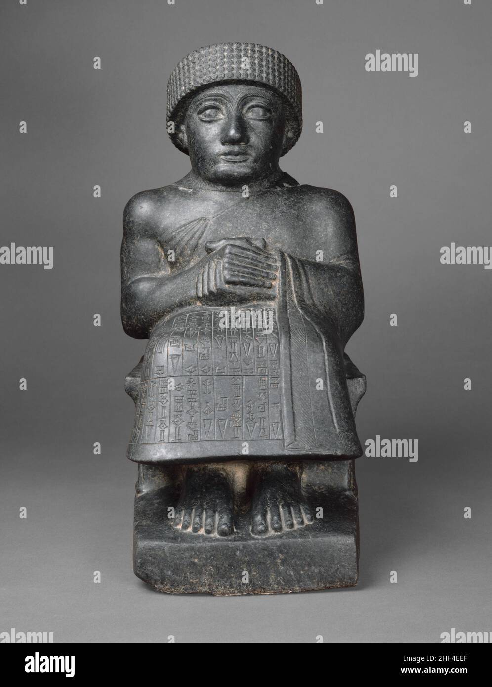 Statua di Gudea ca. 2090 a.C. Neo-Sumeriano l'impero Akkadiano crollò dopo due secoli di dominio, e durante i successivi cinquant'anni, i re locali governarono città-stati indipendenti nella Mesopotamia meridionale. La città-stato di Lagash ha prodotto un numero notevole di statue dei suoi re così come inni letterari Sumeriani e preghiere sotto il governo di Gudea (ca. 2150–2125 a.C.) e suo figlio Ur-Ningirsu (ca. 2125–2100 A.C.). A differenza dell'arte del periodo Akkadiano, che era caratterizzata da un naturalismo dinamico, le opere prodotte da questa cultura neosumeriana sono pervase da un senso di pia riserva A. Foto Stock