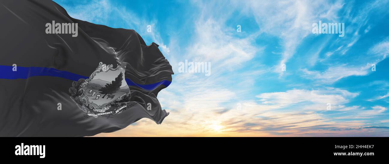 Bandiera linea blu dello stato del Vermont, Stati Uniti a cielo nuvoloso sfondo al tramonto, vista panoramica. Bandiera della polizia degli stati Uniti d'America. Spazio per copiare un divieto ampio Foto Stock