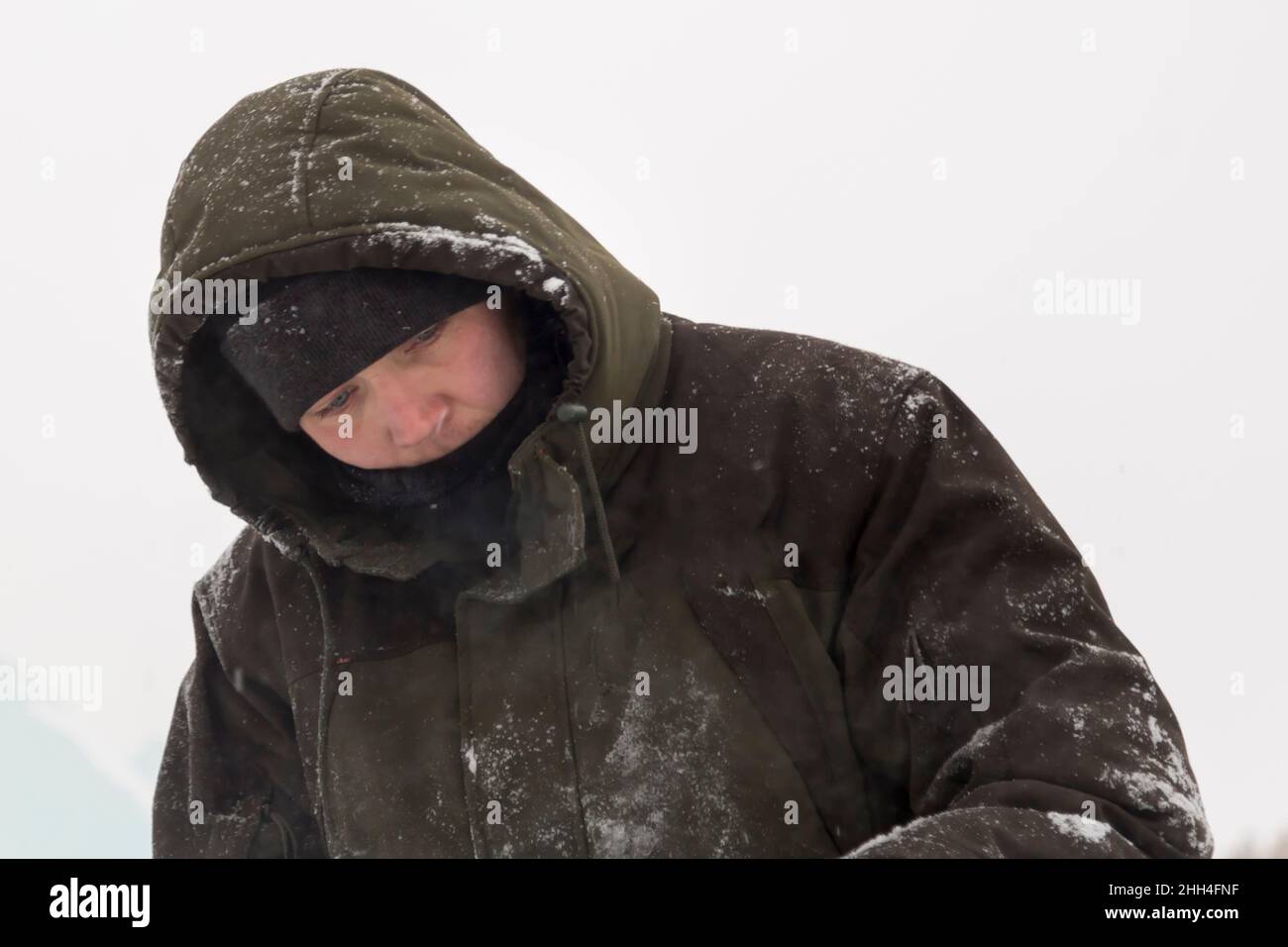 Close-up di un lavoratore del volto con un cappuccio sulla sua testa Foto Stock