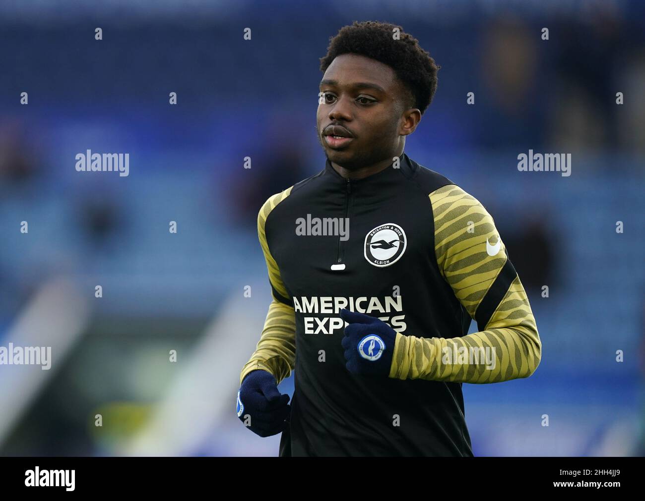 Brighton e Hove Albion's Tariq Lamptey si scalda davanti alla partita della Premier League al King Power Stadium di Leicester. Data foto: Domenica 23 gennaio 2022. Foto Stock