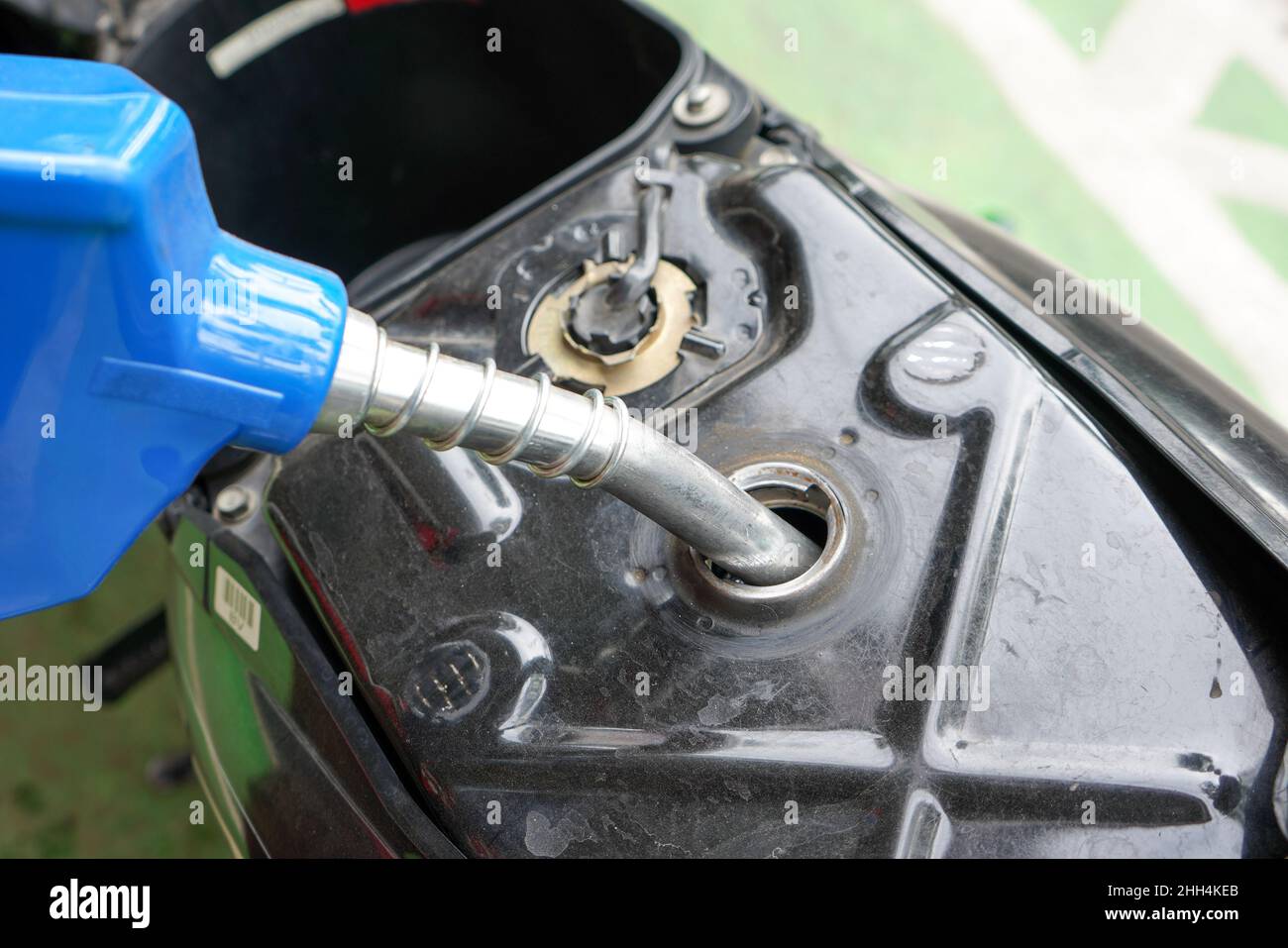 Il processo di riempimento del carburante nel serbatoio di un veicolo a motore mediante un flessibile della pompa. Il processo di riempimento viene eseguito dagli agenti delle stazioni di servizio. Foto Stock