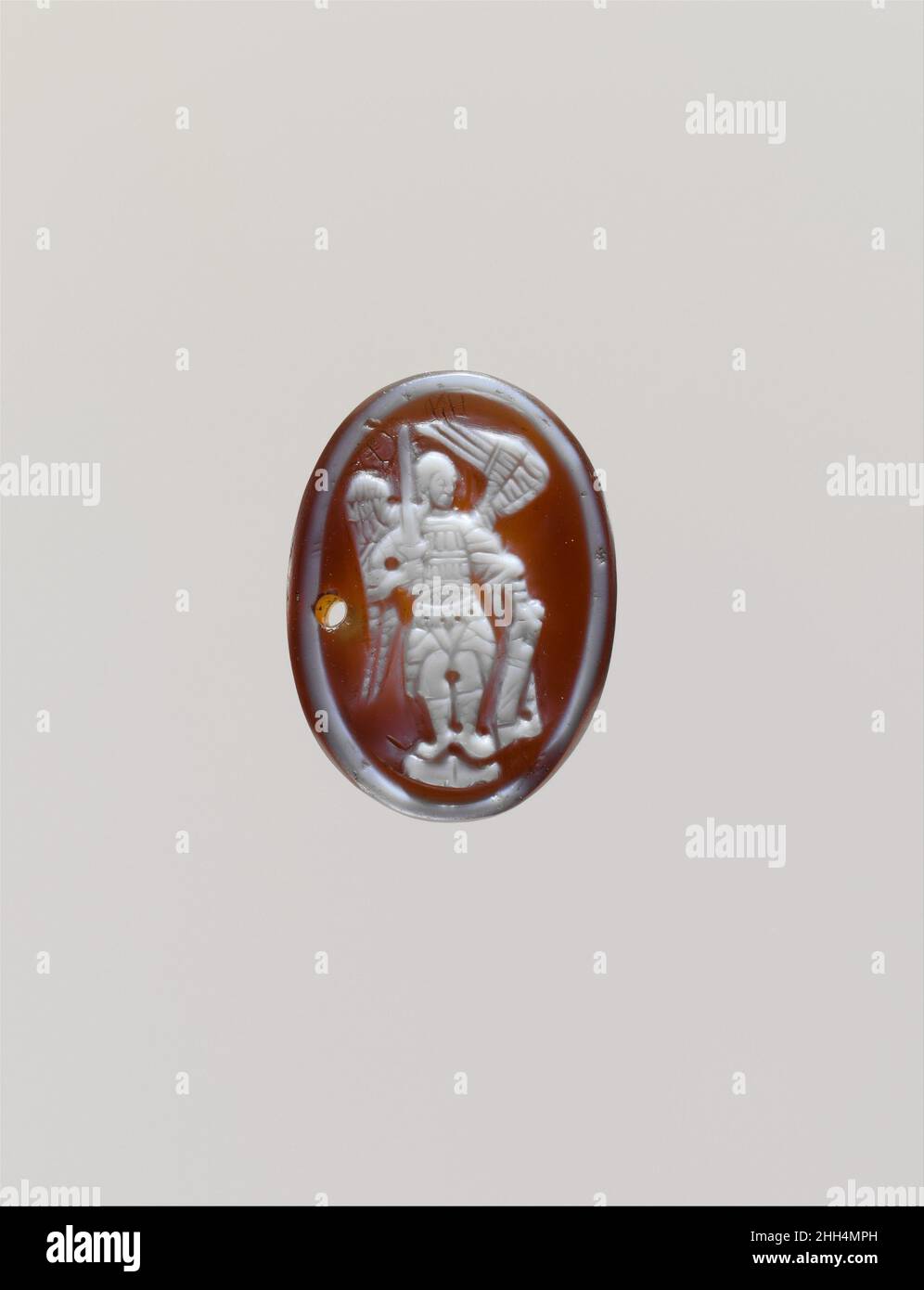 Cameo con l'Arcangelo Michele probabilmente alla fine del 14th secolo Bizantino l'arcangelo Michele, comandante dell'ospite celeste, divenne uno dei santi più popolari durante i secoli scorsi di Bisanzio. Le raffigurazioni di solito lo mostrano nelle vesti indossate dall'imperatore bizantino o vestite di armatura. Cameo con l'Arcangelo Michele 467685 Foto Stock