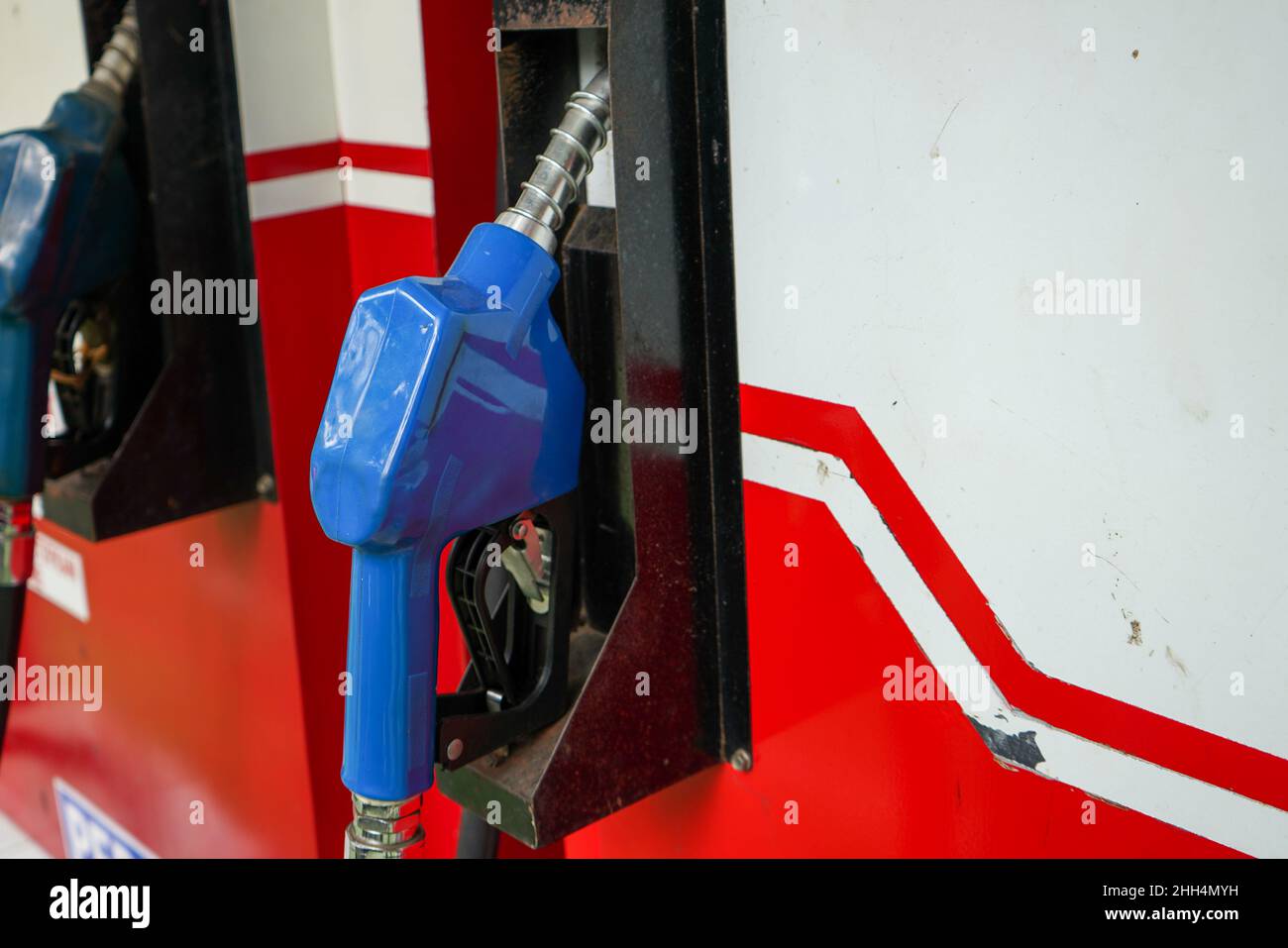 Il processo di riempimento del carburante nel serbatoio di un veicolo a motore mediante un flessibile della pompa. Il processo di riempimento viene eseguito dagli agenti delle stazioni di servizio. Foto Stock