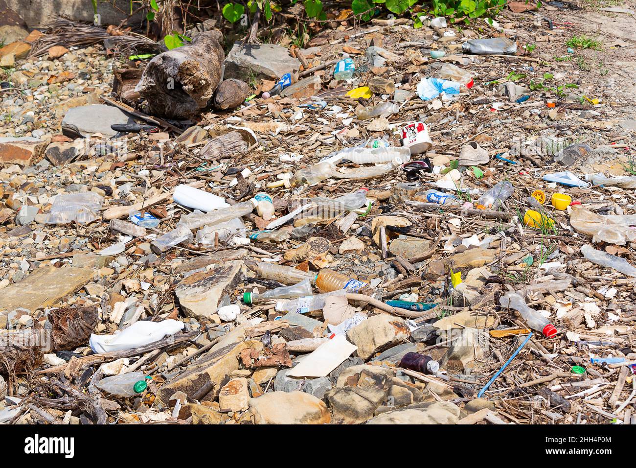 KOTA KINABALU, SABAH, MALESIA - 06 GENNAIO 2022: Immondizia e bottiglie di plastica su una spiaggia lasciata a Tanjung Aru Beach Foto Stock