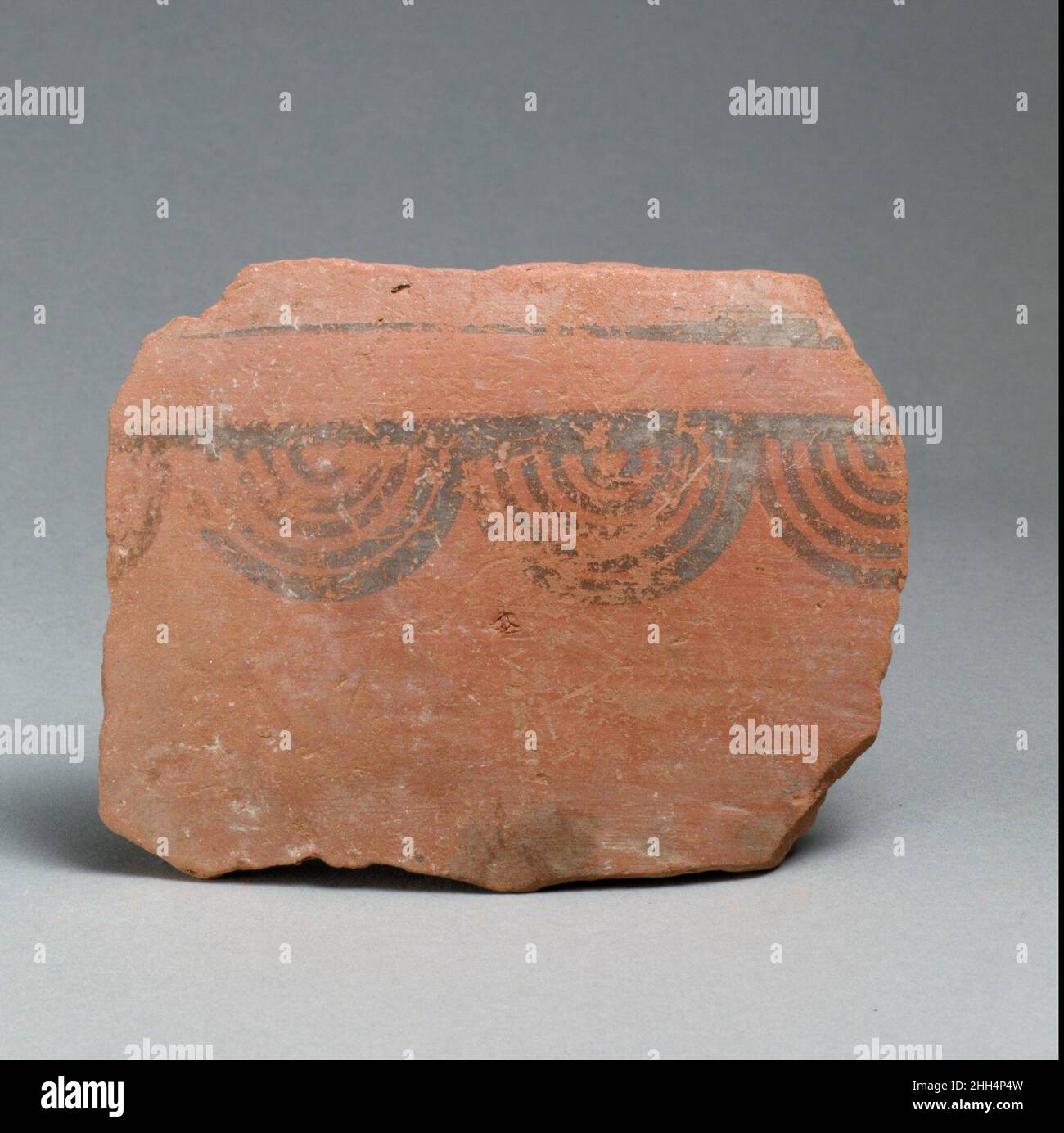 Frammento di vaso Greco Orientale/Sardis, Lidiano. Frammento di vaso 252704 Greco Orientale/Sardis, Lidiano, frammento di vaso, Terracotta, totale: 4 13/16 x 3 3/4in. (12,2 x 9,6cm). Il Metropolitan Museum of Art, New York. Dono della Società americana per l'Escavazione di Sardis, 1926 (26.199.136) Foto Stock