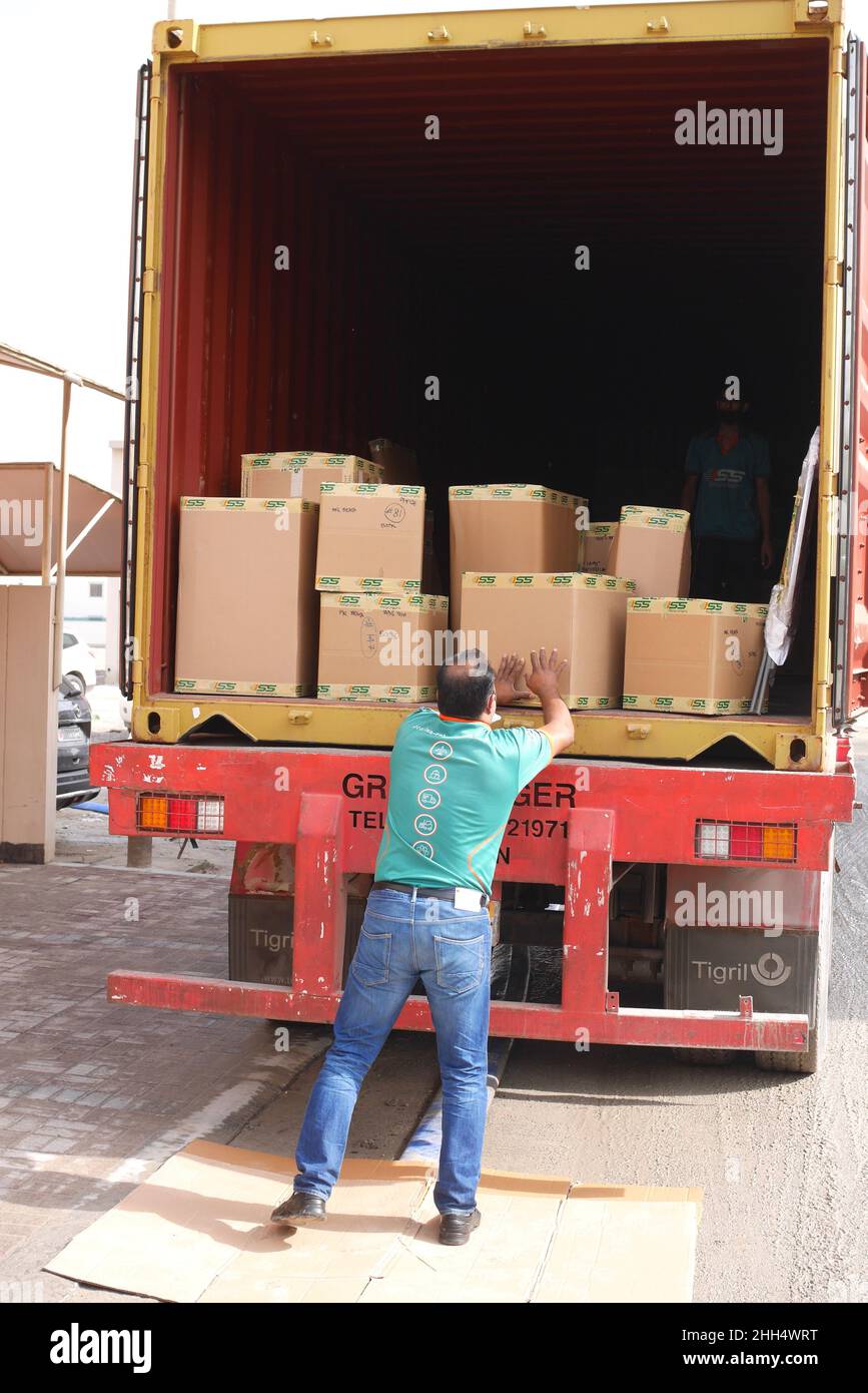 Trasferimento internazionale, un container di 40 piedi che viene caricato dal personale di trasloco, Maqaba, Regno del Bahrain Foto Stock