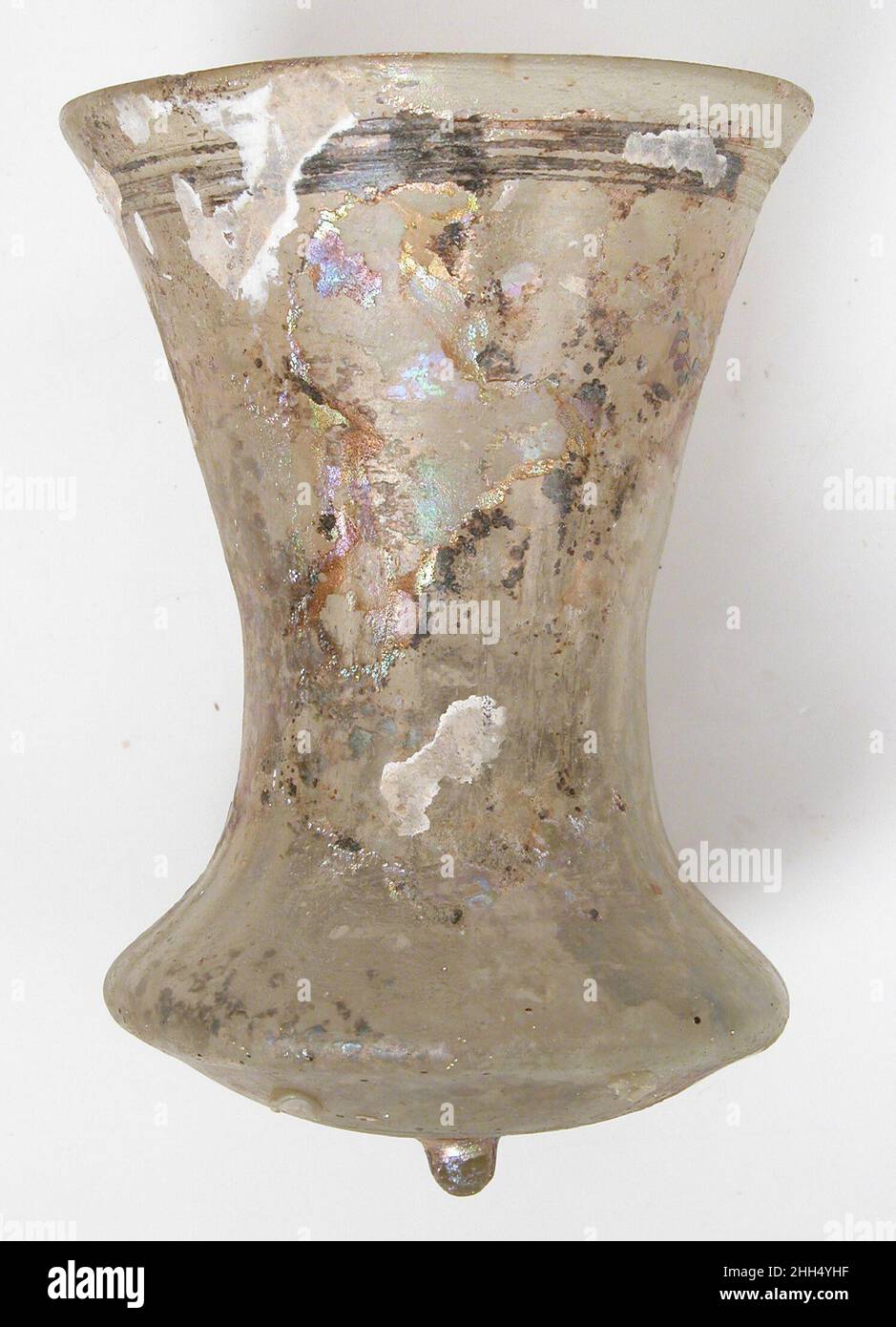 Bell Beaker 5th secolo romano. Bell Beaker 465075 Roman, Bell Beaker, 5th Century, Glass, totale: 4 1/4 x 2 15/16 poll. (10,8 x 7,4 cm). Il Metropolitan Museum of Art, New York. Dono di J. Pierpont Morgan, 1917 (17.191.357) Foto Stock