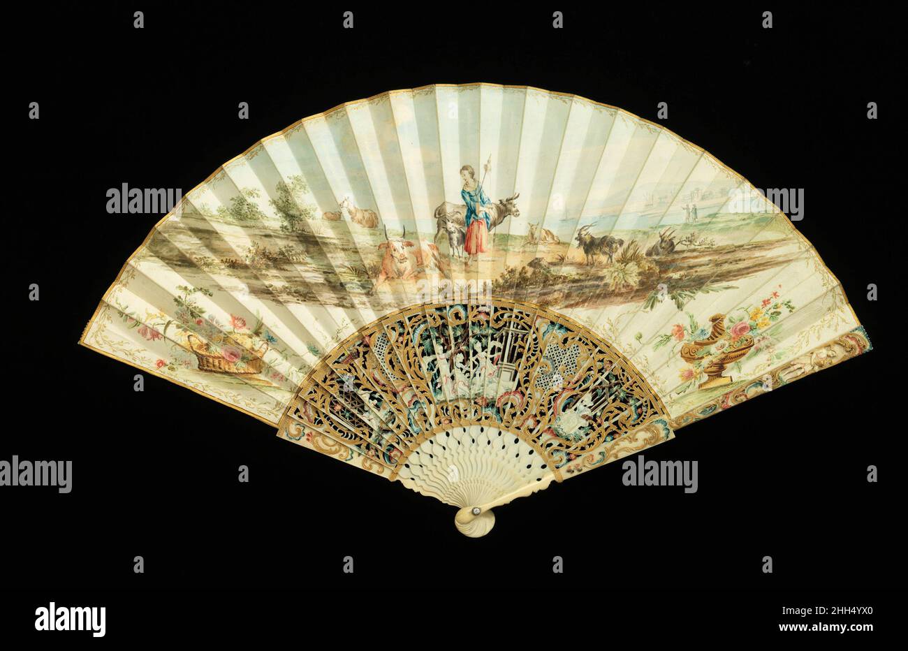 Fan secondo quarto 18th secolo probabilmente scozzese i luminosi colori pastello sono una caratteristica eccezionale di questo ventilatore. Tipico dei progetti dei ventilatori, questo è pieno di immagini contrastanti. I bastoni elaborati hanno un'estetica decisamente cinese, ma raffigurano le tre grazie della mitologia greca che rappresentano gioia, fascino e bellezza. Questa immaginario a sua volta contrasta notevolmente con la scena pastorale di un pastore di capra. Fan. Probabilmente scozzese. Secondo trimestre 18th secolo. avorio, madreperla, pergamena, gouache Foto Stock