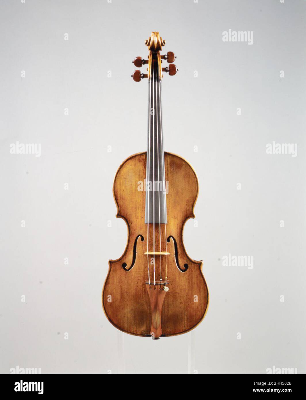 Violino 1737 Carlo Antonio Testore Descrizione: Parte superiore in abete rosso a grana da media a fine, parte posteriore in due pezzi con figura discendente a sinistra, pegbox innestato sul collo moderno. Ascolta gli esperti che illuminano la storia di questa opera d'arte Ascolta o metti in pausa #Andante-Allegro da String Quartet Op. 41, n. 3 di Robert Schumann suonato dal QuartetL Amphion Katie Hyun (Testore violin 1997.237.1), David Southorn (Gragnani violin 1997,147), Andy Lin (viola), e Mihai Marica (Vuillaume violoncello 1984.114.1) 5 ottobre 2011 supportato da Bloomberg Philanthropies Siamo spiacenti, la trascrizione di questa traccia audio non è disponibile Foto Stock