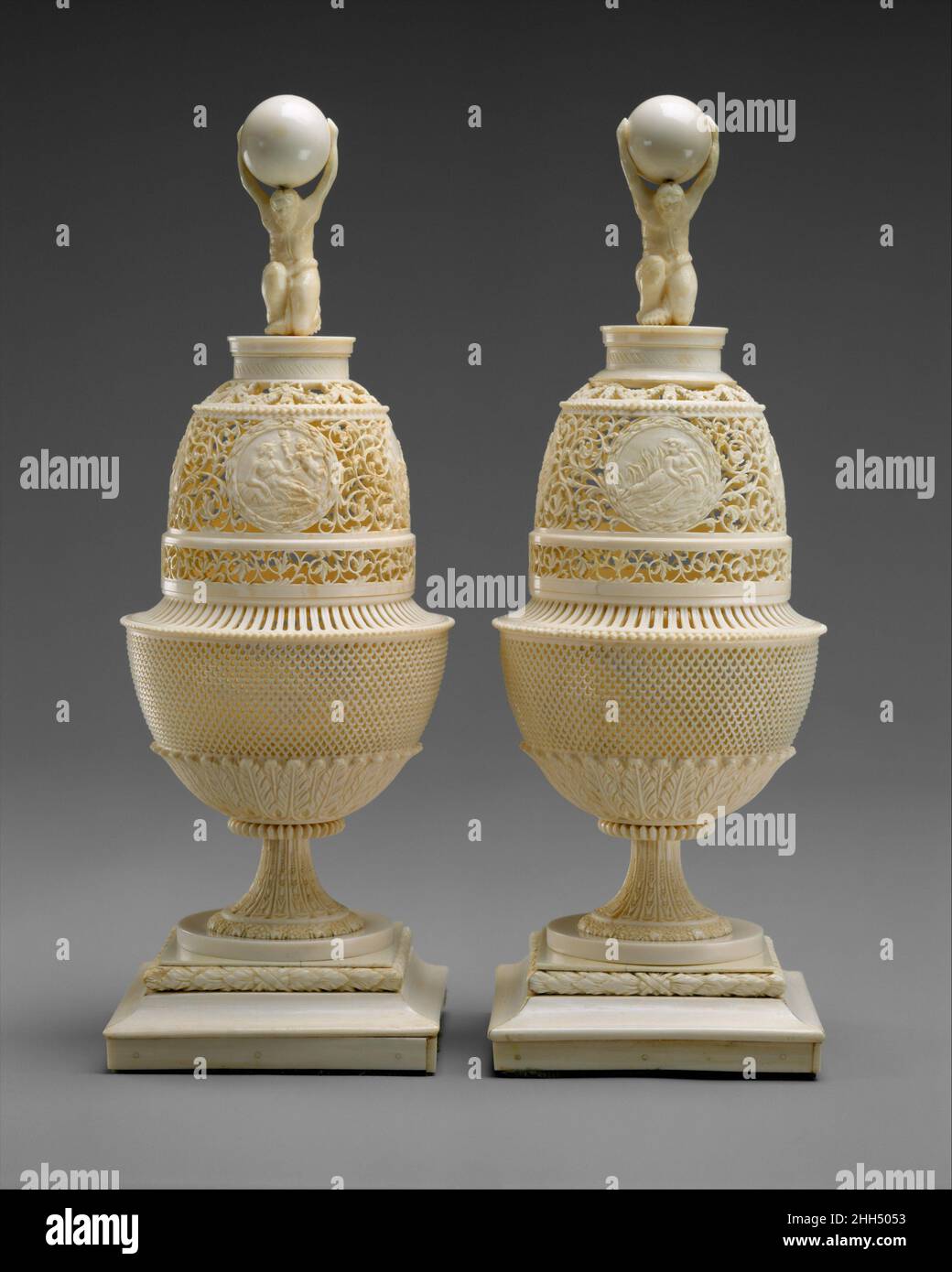 Coppia di vasi ca. 1795–1800 Nikolai Stepanovich Vereshchagin l'arte della scultura ossea in Russia è inseparabilmente legata alla remota città di caccia alle balene del nord di Arkhangel. La mancanza di formazione accademica e la sua umile posizione in un ufficio doganale non erano impedimenti al più ampiamente riconosciuto Arkhangel'sk osso carver, Nikolai Stepanovich Vereshchagin, I cui vasi sono stati commissionati come doni ambasciatori di Stato e per la collezione personale di Czar Alessandro I. il corpo ovale di ciascuno di questi esempi in stile neoclassico è decorato con una decorazione ajouré (trafitto), quattro circolare me Foto Stock Coppia di vasi ca. 1795–1800 Nikolai Stepanovich Vereshchagin l'arte della scultura ossea in Russia è inseparabilmente legata alla remota città di caccia alle balene del nord di Arkhangel. La mancanza di formazione accademica e la sua umile posizione in un ufficio doganale non erano impedimenti al più ampiamente riconosciuto Arkhangel'sk osso carver, Nikolai Stepanovich Vereshchagin, I cui vasi sono stati commissionati come doni ambasciatori di Stato e per la collezione personale di Czar Alessandro I. il corpo ovale di ciascuno di questi esempi in stile neoclassico è decorato con una decorazione ajouré (trafitto), quattro circolare me Foto Stock