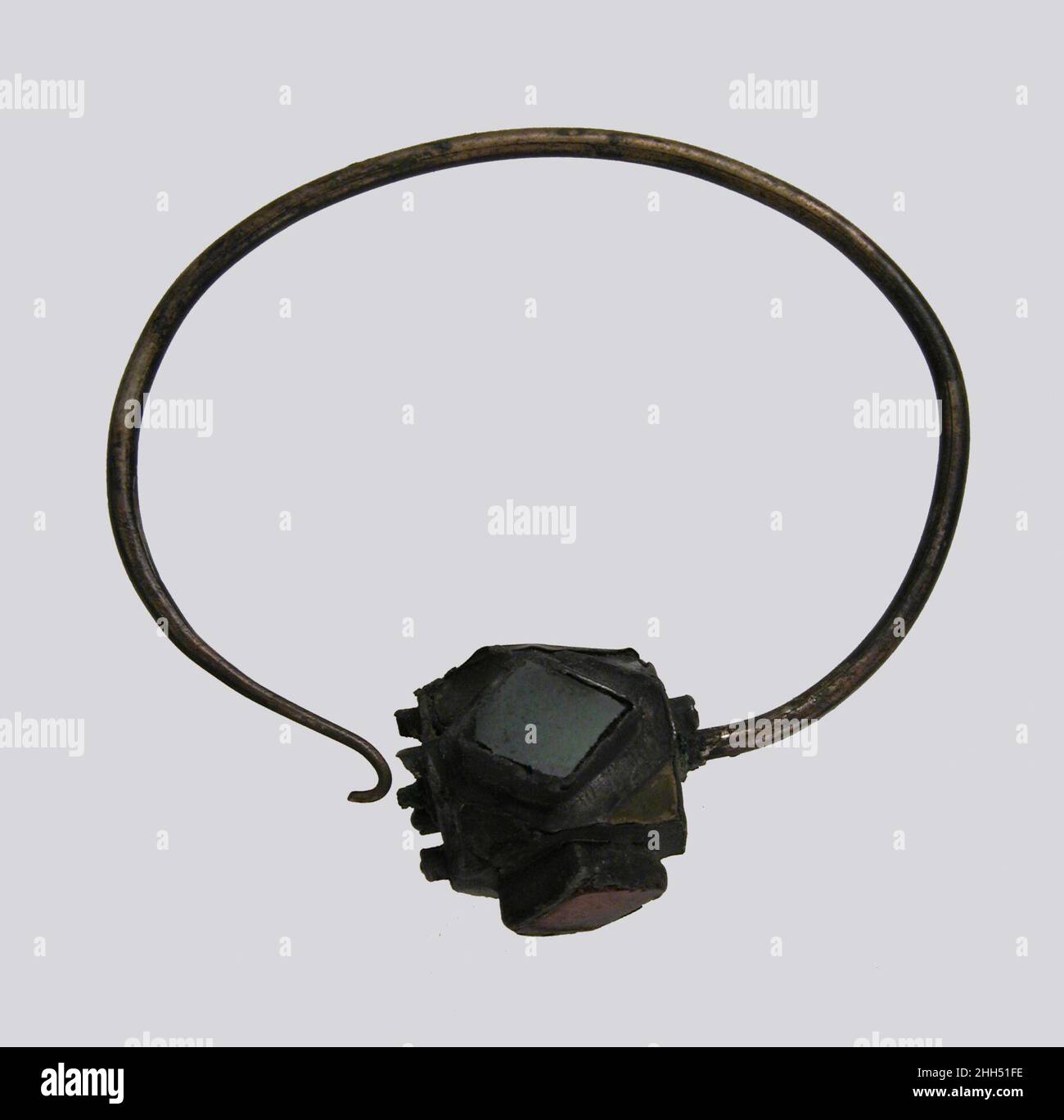 Orecchini 6th–7th secolo Frankish. Orecchini 465161 Frankish, Orecchini, 7th?6th secolo, lega di rame, argento, Pasta di vetro, totale: 1 15/16 x 1 13/16 x 11/16 pollici (4,9 x 4,6 x 1,7 cm) cordone: 3/8 x 5/8 x 9/16 pollici (1 x 1,6 x 1,4 cm). Il Metropolitan Museum of Art, New York. Dono di J. Pierpont Morgan, 1917 (17.192.107) Foto Stock