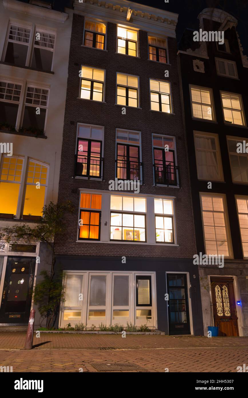 facciata di una tipica casa sul canale di amsterdam di notte Foto Stock