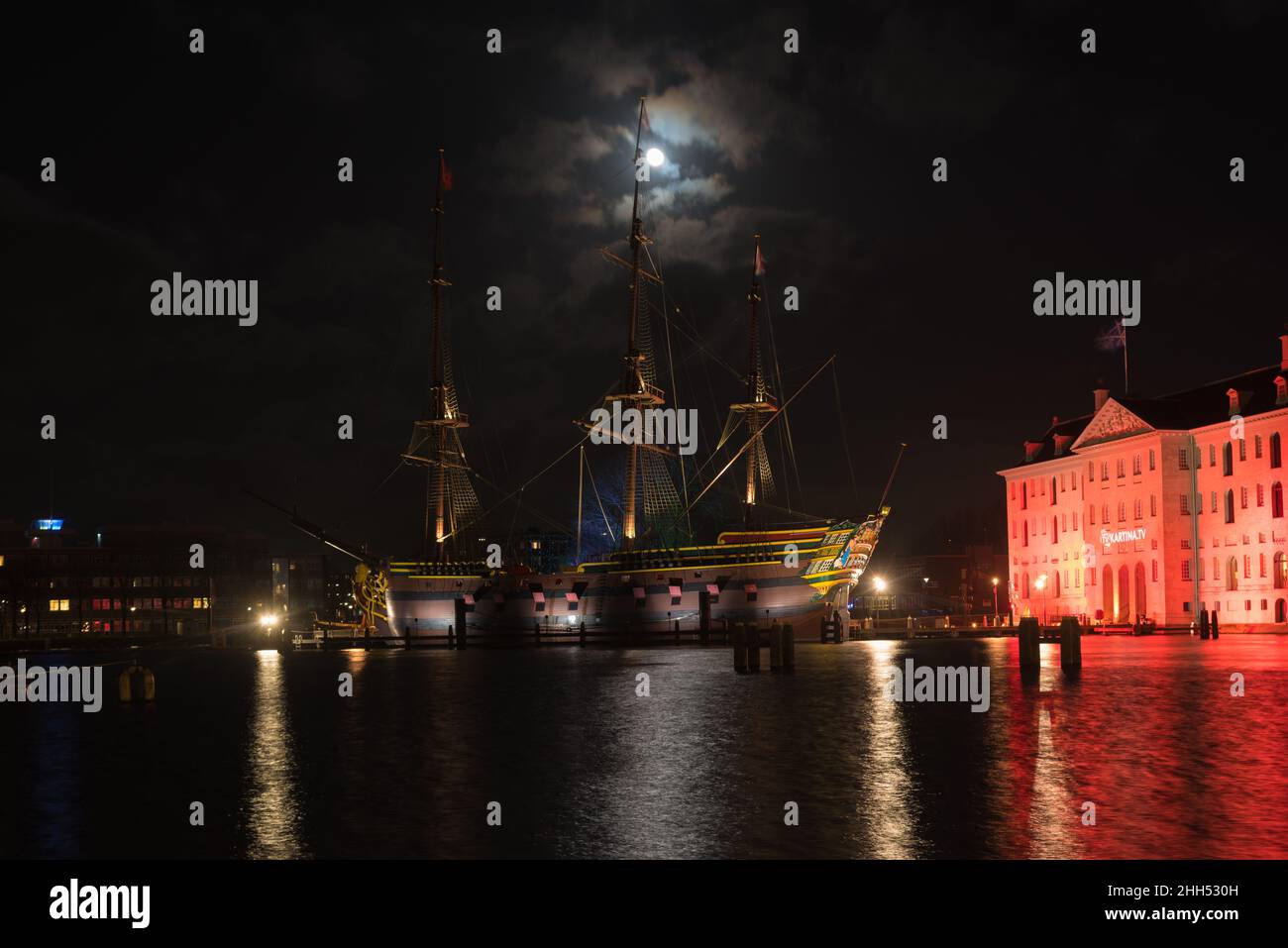 AMSTERDAM - 14 DICEMBRE 2019: Museo marittimo e replica della famosa nave VOC Amsterdam di notte Foto Stock