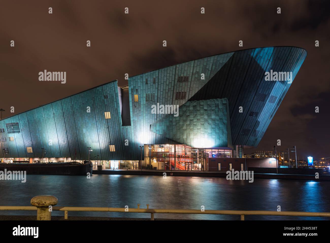 AMSTERDAM - 14 DICEMBRE 2019: Foto notturna del museo della scienza e della tecnologia NEMO Foto Stock