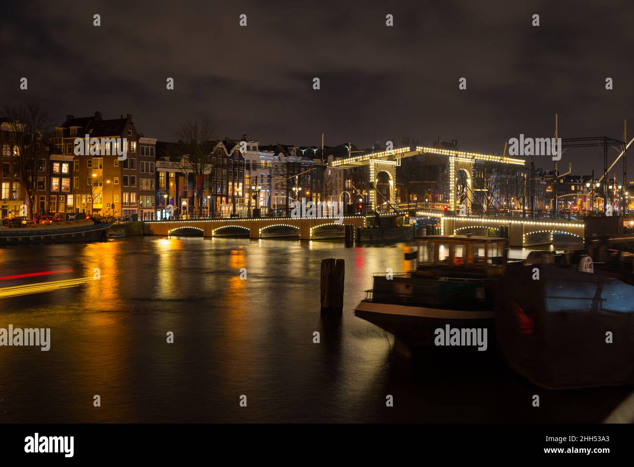 meraviglioso ponte illuminato nel centro di amsterdam Foto Stock