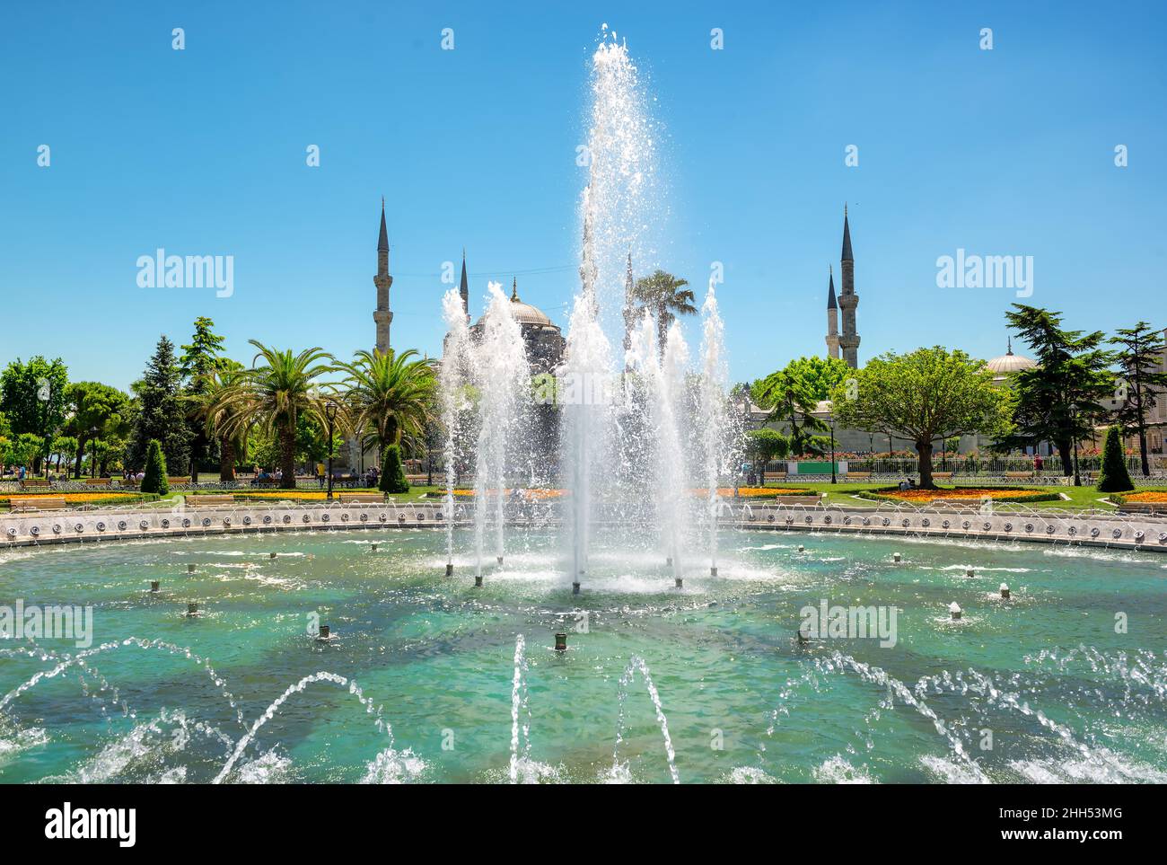 La Moschea Blu o Sultanahmet Camii e fontana al giorno d'estate e di sole ad Istanbul in Turchia Foto Stock