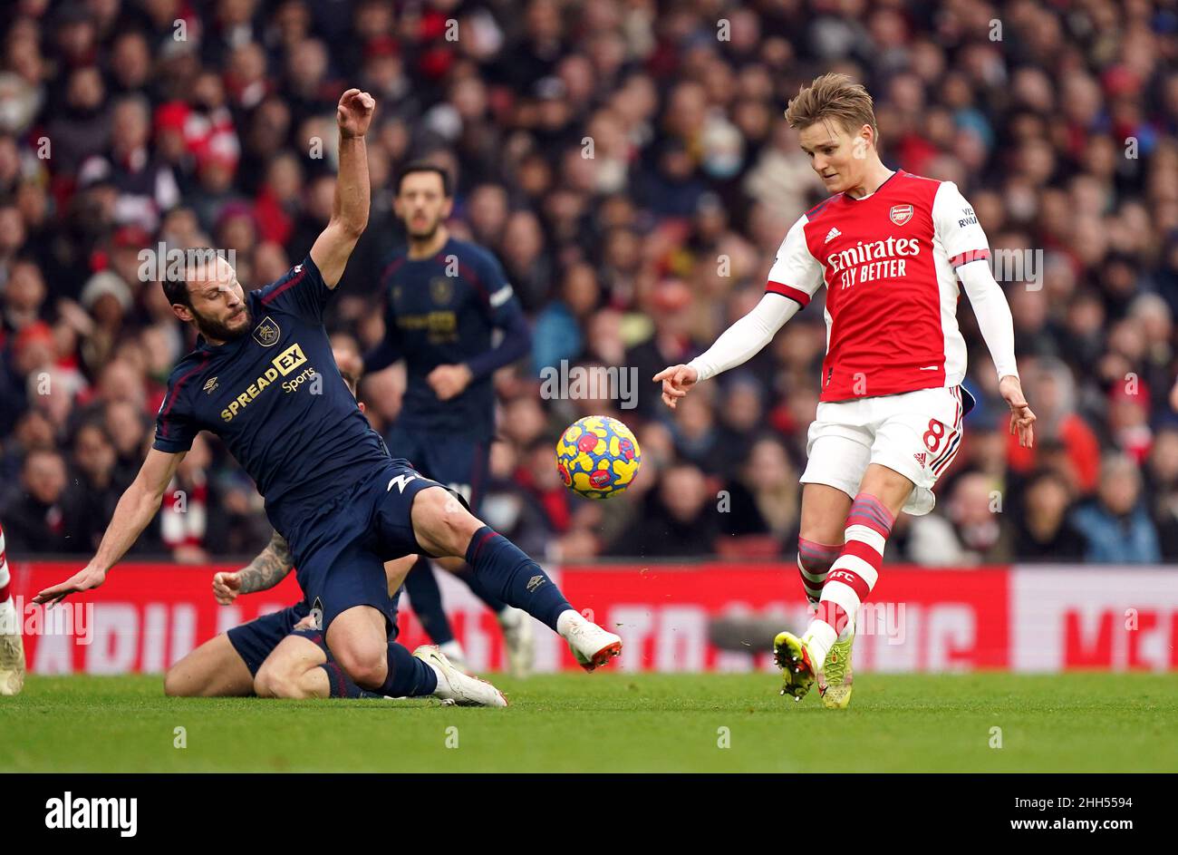 Erik Pieters di Burnley (a sinistra) e Martin Odegaard dell'Arsenal combattono per la palla durante la partita della Premier League all'Emirates Stadium di Londra. Data foto: Domenica 23 gennaio 2022. Foto Stock