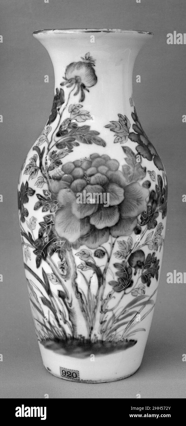 Vaso con fiori 19th secolo Cina. Vaso con fiori. Cina. 19th secolo. Porcellana dipinta in smalto blu cobalto e smalto policromo (Jingdezhen ware). Dinastia Qing (1644-1911). Ceramica Foto Stock