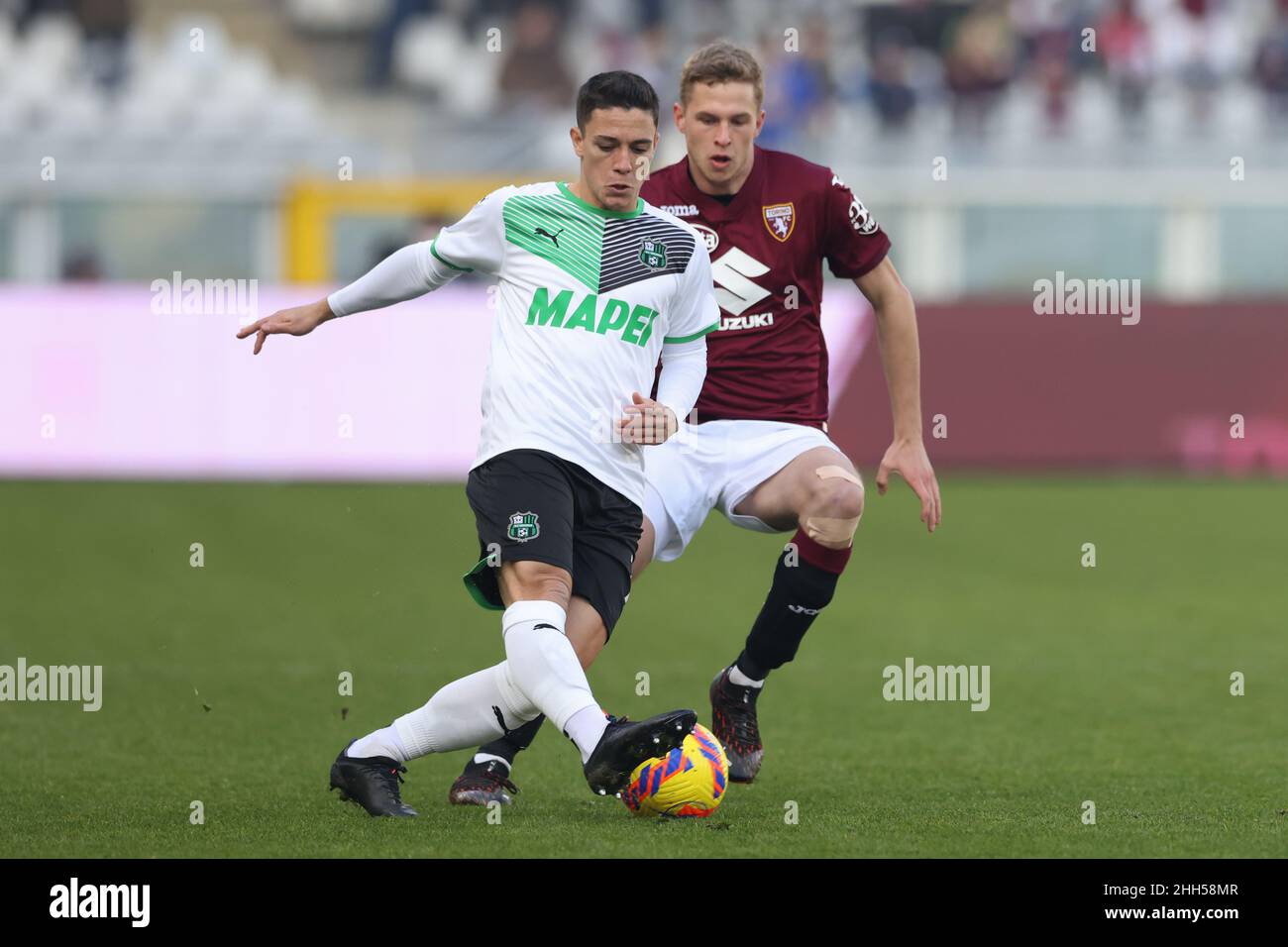 Torino, Italia. 23rd Jan 2022. Giacomo Raspadori della US Sassuolo è perseguito da David Zima del Torino FC durante la Serie A allo Stadio Grande Torino. Il credito dovrebbe essere: Jonathan Moscarop/Sportimage Credit: Sportimage/Alamy Live News Credit: Sportimage/Alamy Live News Foto Stock