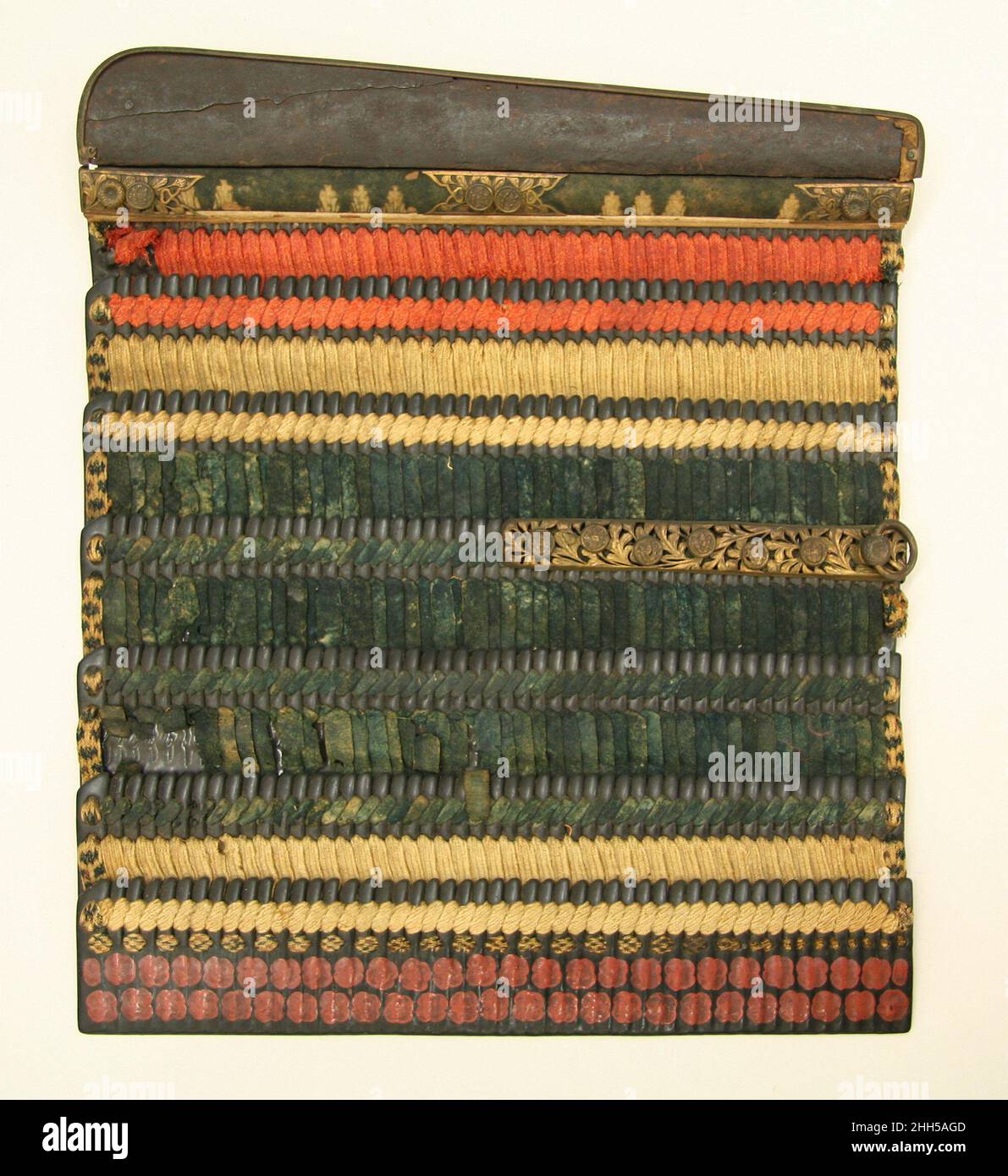 Spalla di difesa (Sode) fine 14th–inizio 16th giapponese del secolo. Difesa della spalla (Sode). Giapponese. Fine 14th–inizio 16th secolo. Ferro, cuoio, lacca, seta, rame, oro. Armour parti-braccia e spalle Foto Stock