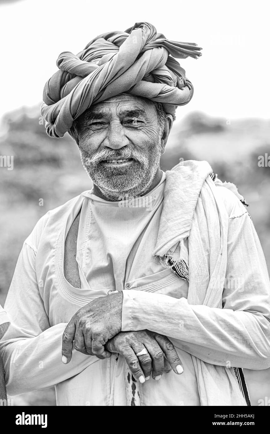 Jawai, Rajasthan, India - Settembre 2021: Ritratto di un pastore maschile del gruppo etnico Rabari in un headdress nazionale e tradizionale abito bianco, Foto Stock