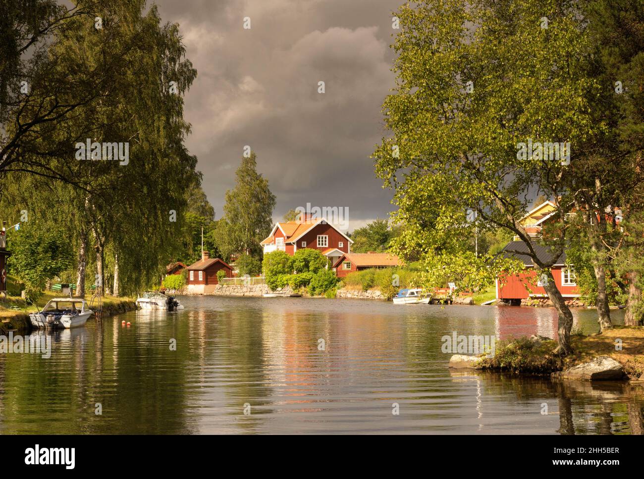 Cielo scuro sul villaggio svedese Sundborn Foto Stock