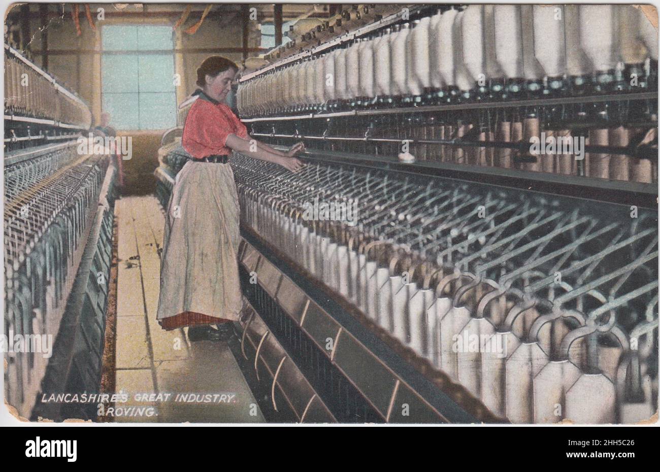 'La grande industria del Lancashire: Roving': Donna in piedi accanto alla macchina di mulino. La cartolina colorata è stata pubblicata da L. Pickles & Co. Di Bradford e pubblicata nel 1920 Foto Stock