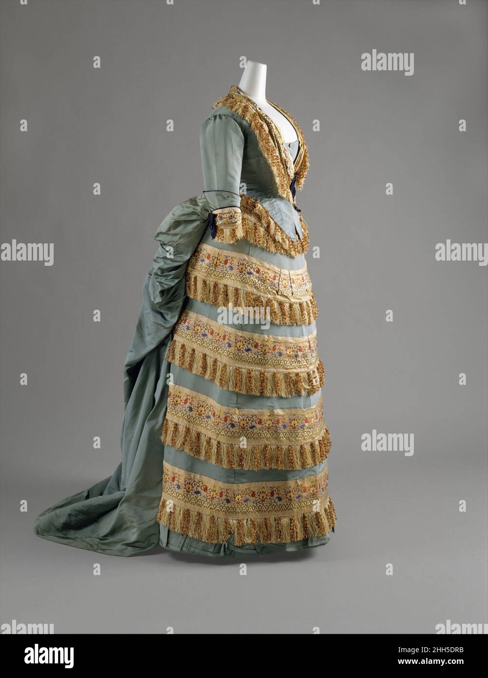 Abito da palla ca. 1872 Casa del valore francese raramente scrutato o adattato forme dall'Oriente; in questo esempio insolito, ha emulato smalti mediorientali. Più spesso era uno strumento di gusto occidentale proiettato globalmente attraverso l'imperialismo. Si dice che abbia creato 250 abiti su commissione dall'imperatrice Eugénie per le sue apparizioni all'apertura del canale di Suez nel 1868. Questa abito è stata indossata dalla nonna del donatore, William De Forest Manice, presso i tribunali francese e inglese durante i regni di Napoleone III e della Regina Vittoria. Quando indossato in tali occasioni, il d Foto Stock