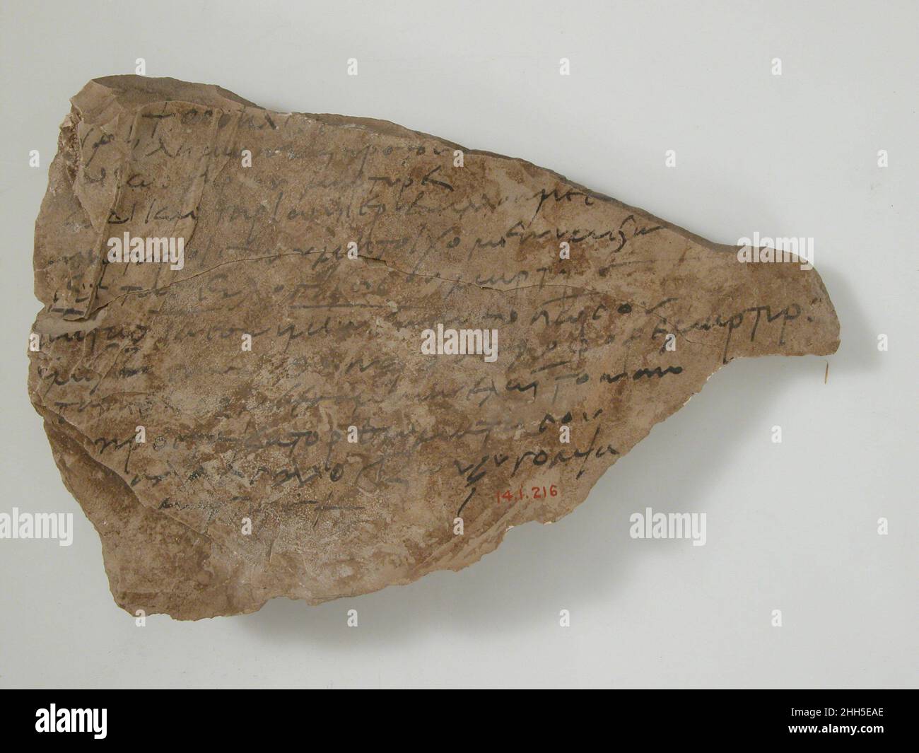 Ostrakon con un Inno ad un Ascete e Martire 580–640 Copto. Ostrakon con un Inno ad un Ascete e Martire. Copto. 580–640. Calcare con iscrizione in inchiostro. Fabbricato a Tebe, Egitto bizantino. Varie-pietra Foto Stock