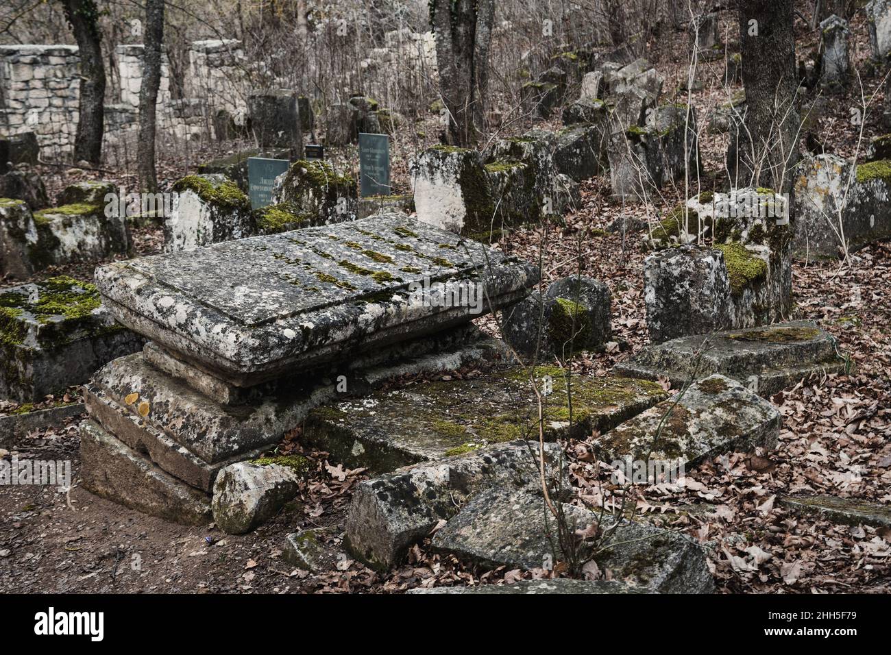 Bakhchisarai, Crimea - 13 marzo 2021: Lapidi nell'antico cimitero di Karaite Balta-Tiymez Foto Stock