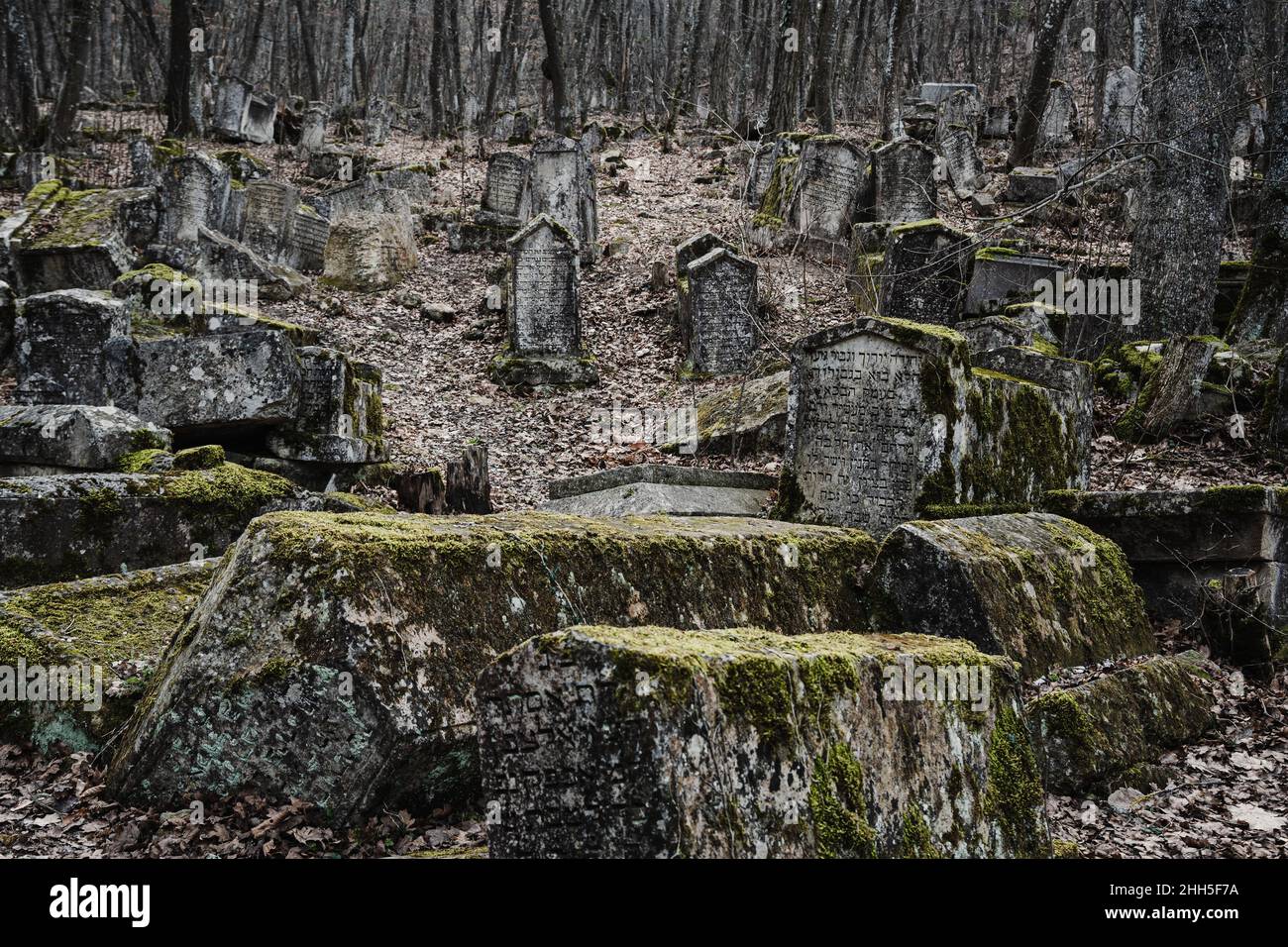 Bakhchisarai, Crimea - 13 marzo 2021: Lapidi nell'antico cimitero di Karaite Balta-Tiymez Foto Stock