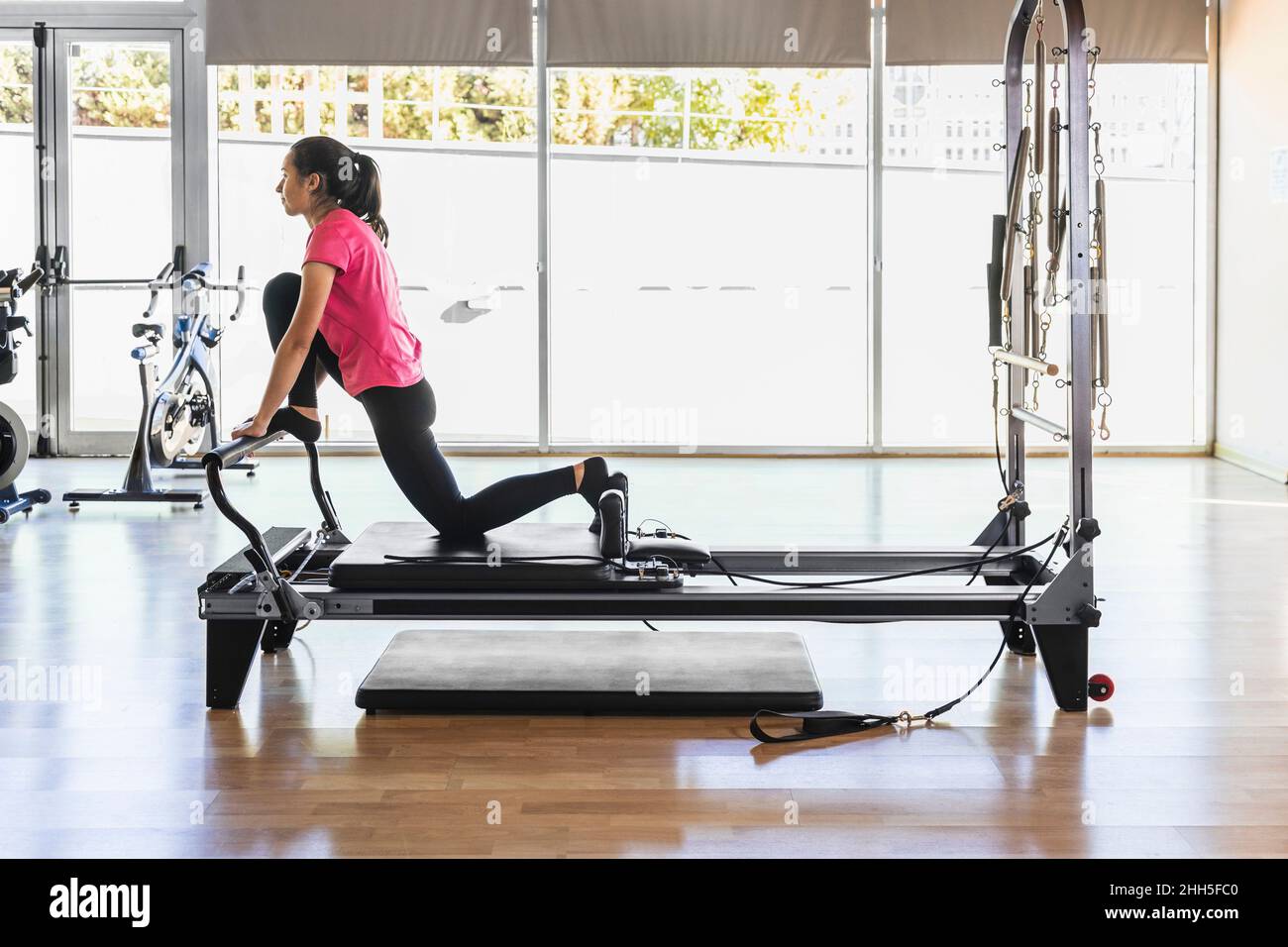 Atleta che si esercita su attrezzature presso il centro benessere Foto Stock